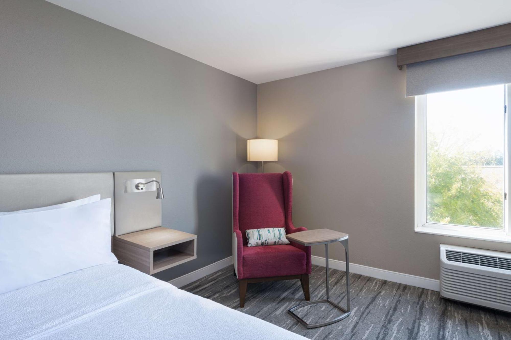 King Room with Accessible Tub - Mobility Access