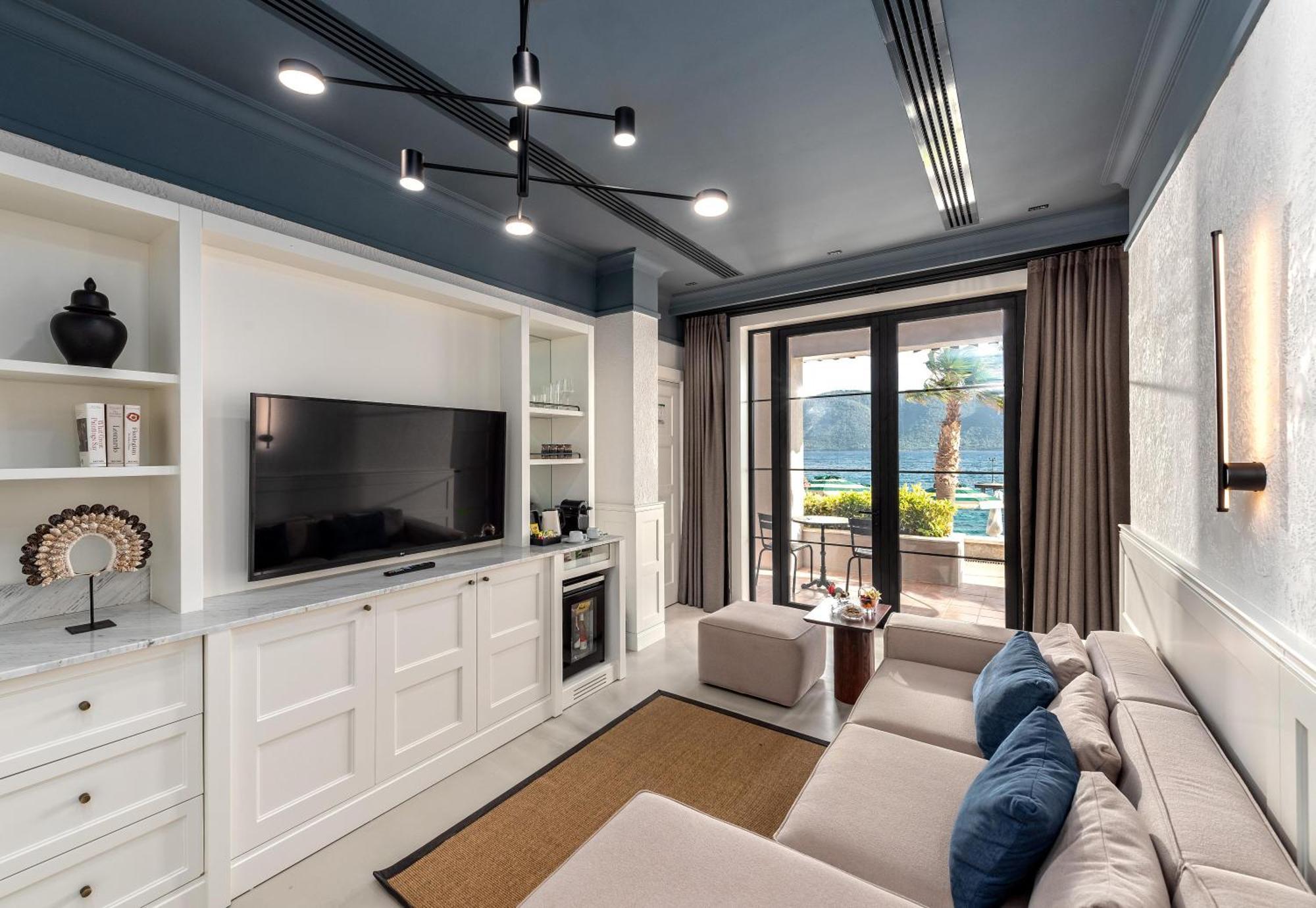 One-Bedroom Beachfront Suite