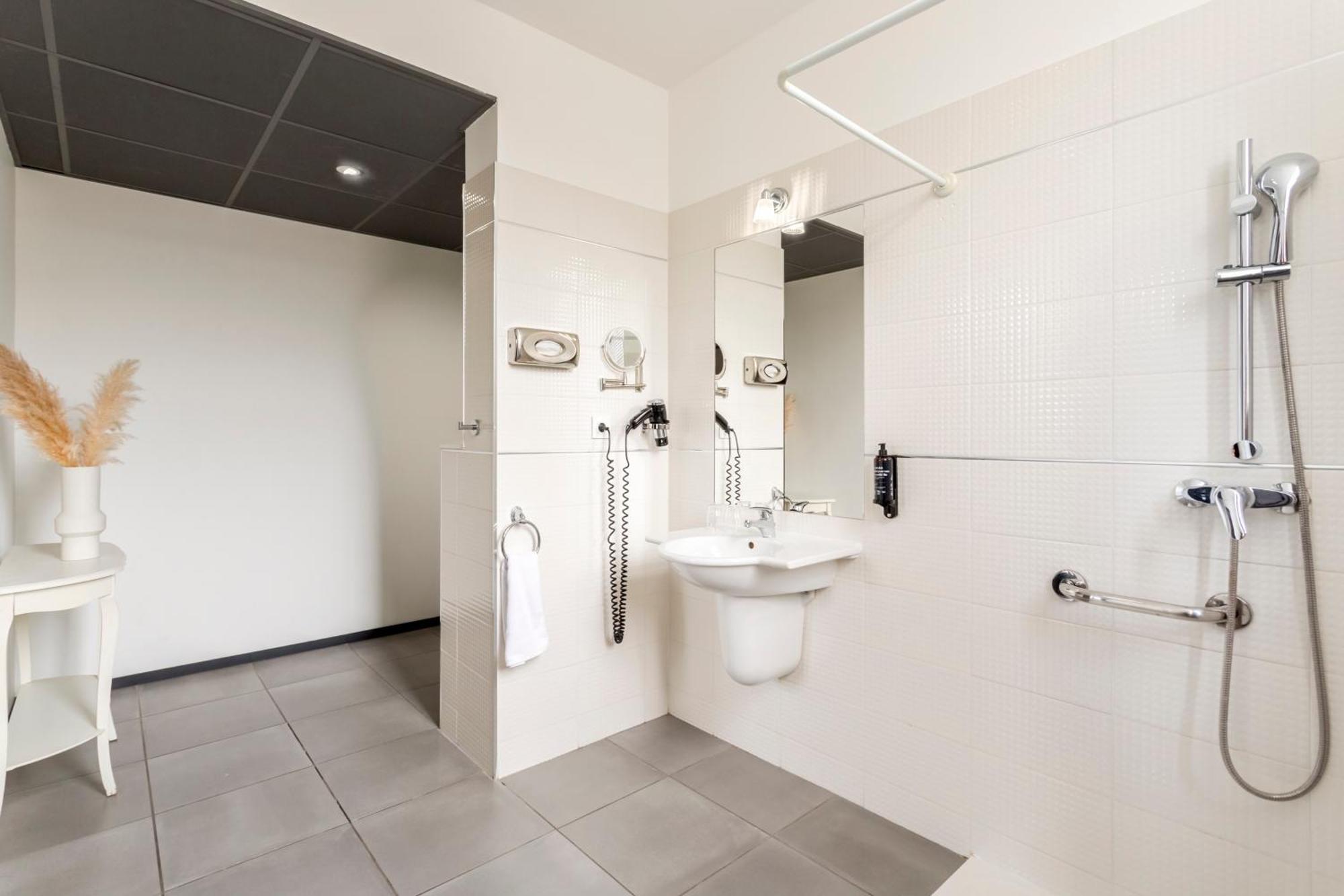 Superior One-Bedroom Apartment
