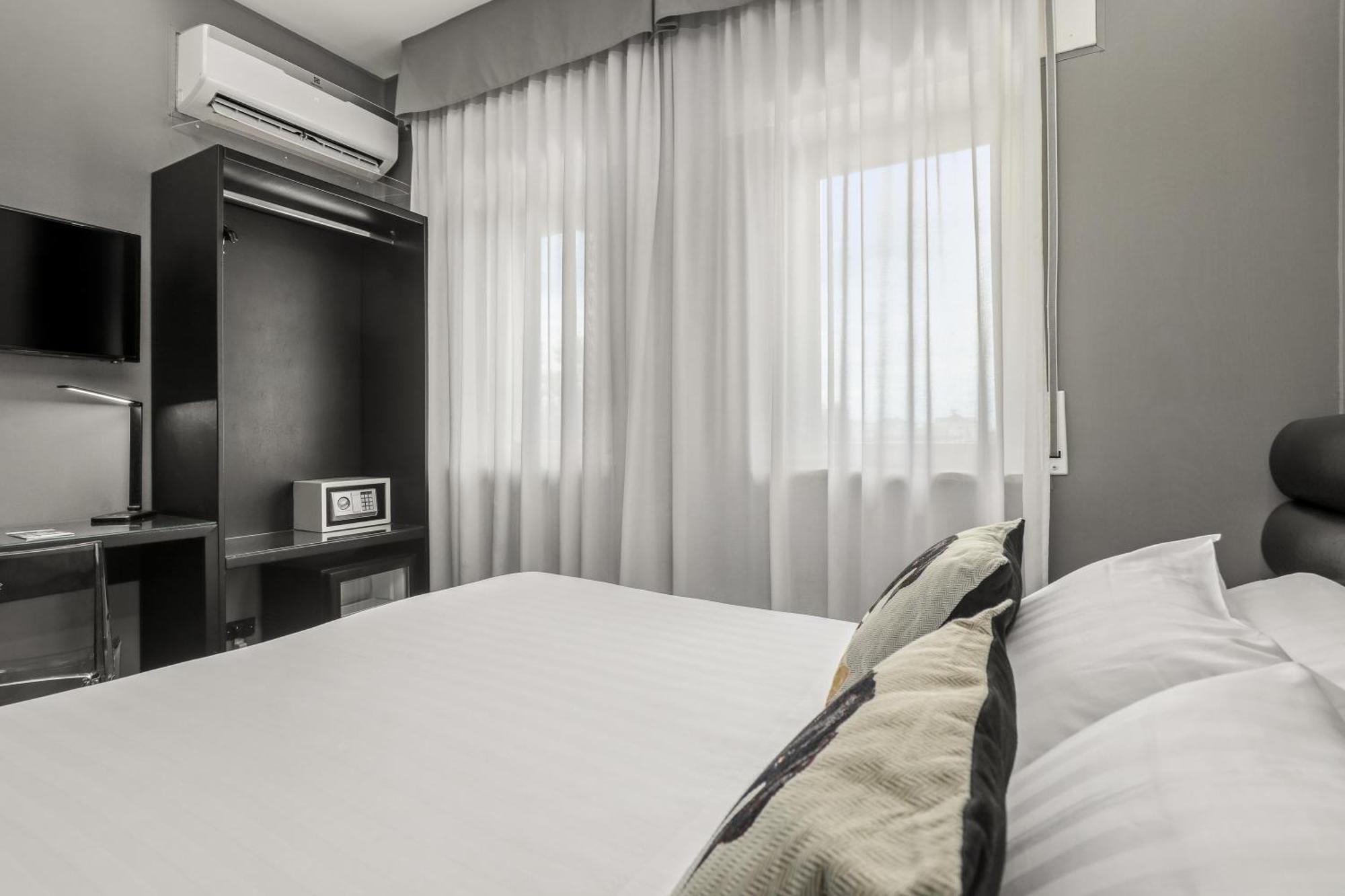 Small Double Room,1558394836:JPEG