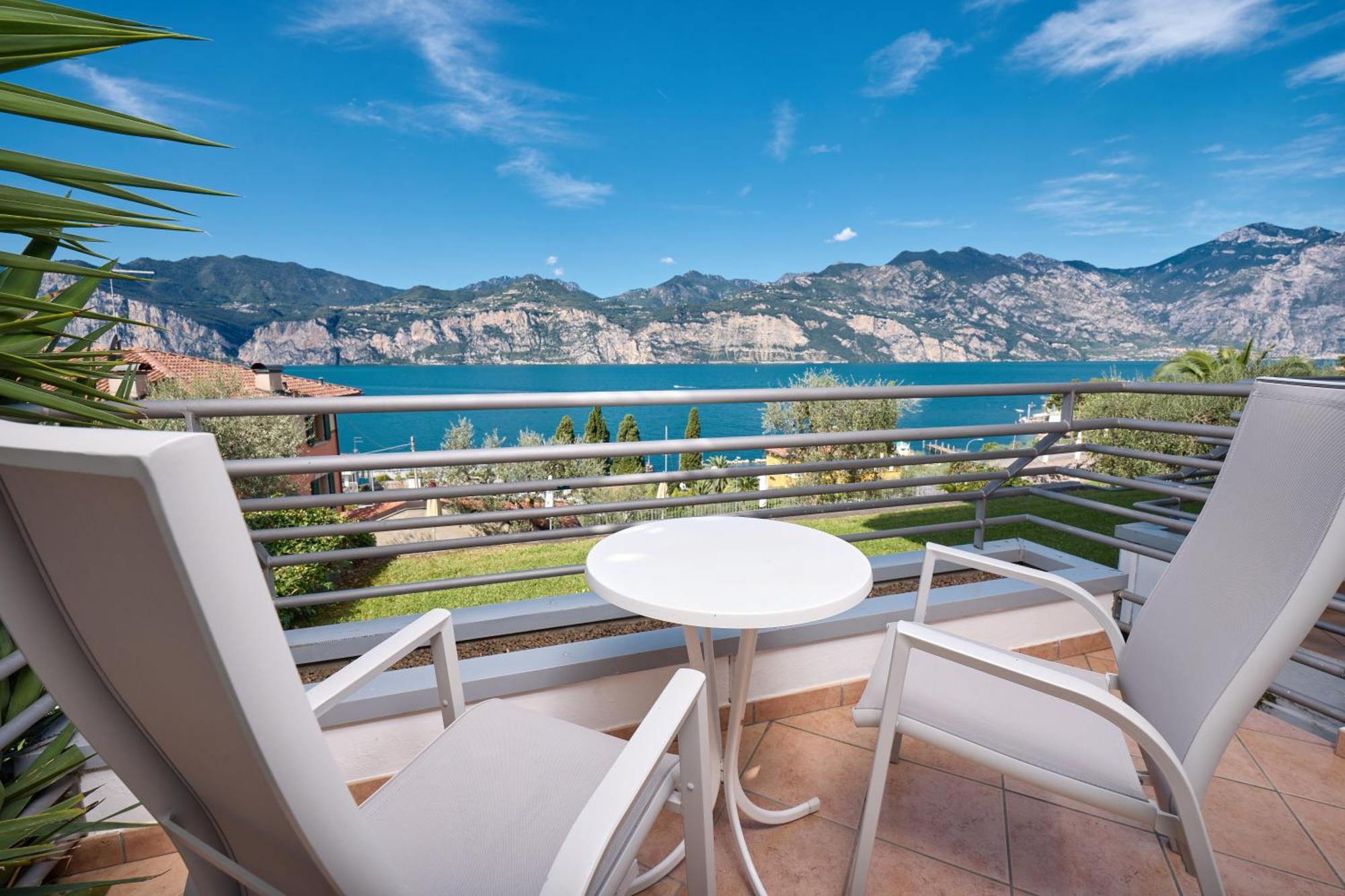 Deluxe Double or Twin Room Lake View
