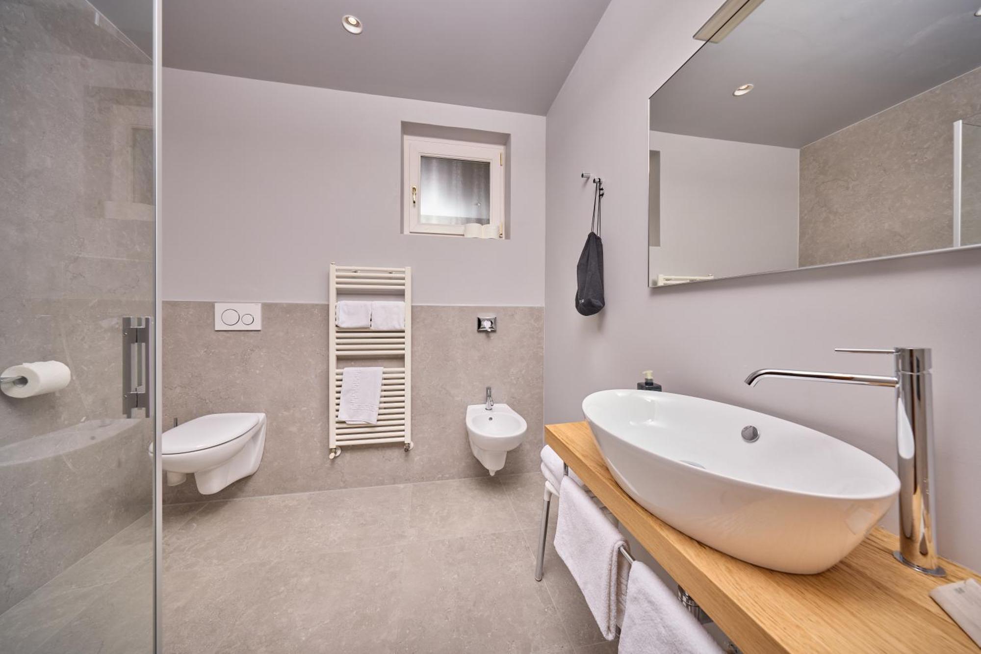 Deluxe Double or Twin Room Lake View