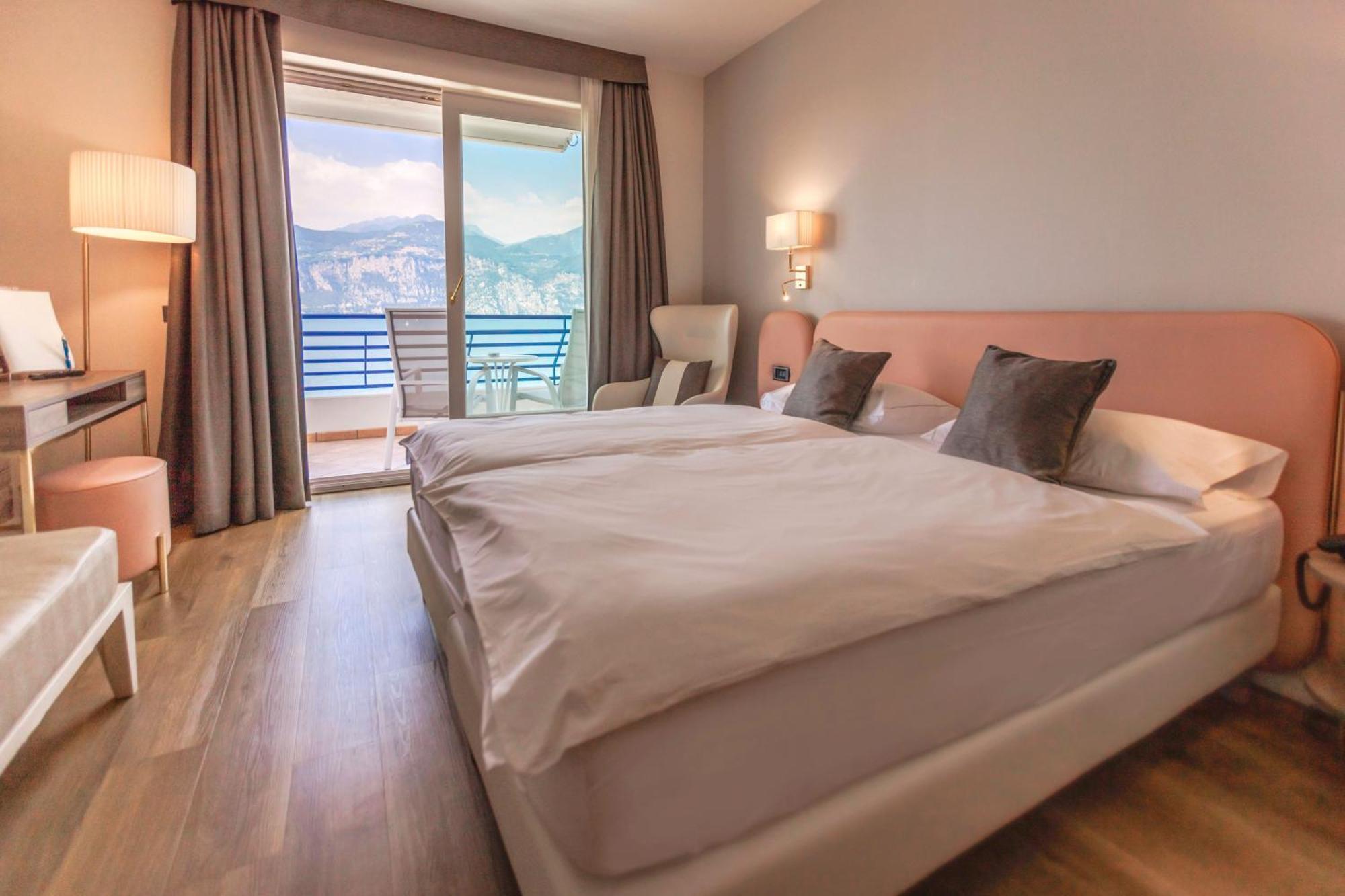 Deluxe Double or Twin Room Lake View