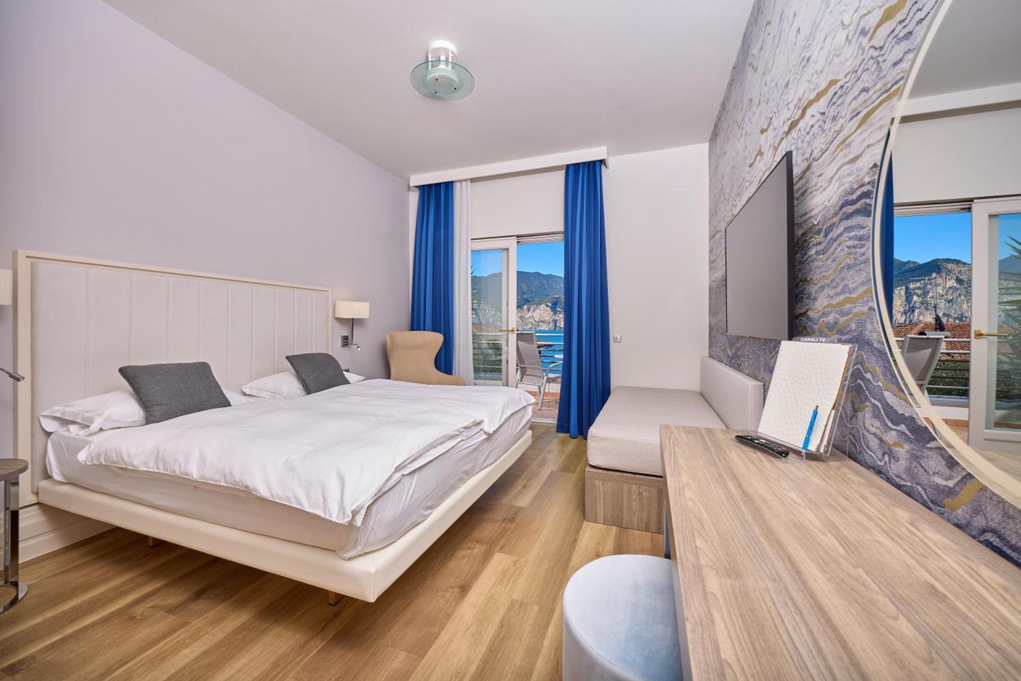 Deluxe Double or Twin Room Lake View