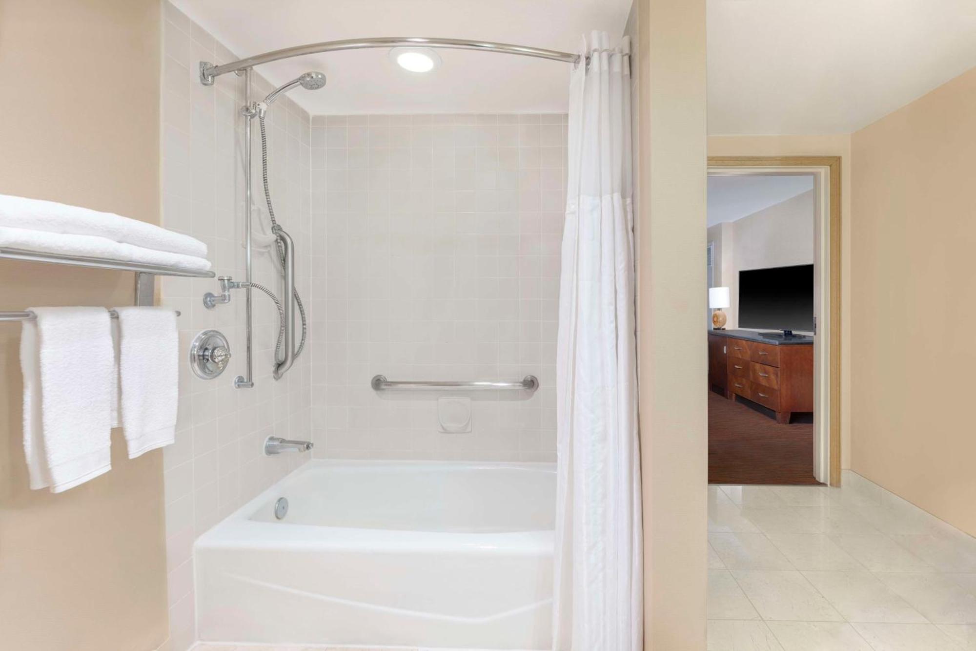 King Room with Tub - Mobility and Hearing Access,1639557172:JPEG