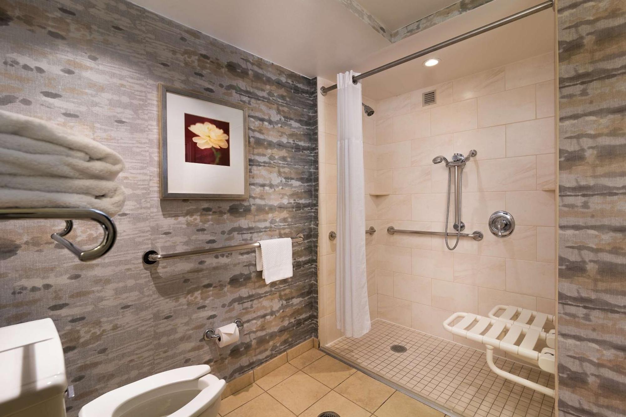 King Room with Roll-In Shower - Disability Access,1639557912:JPEG