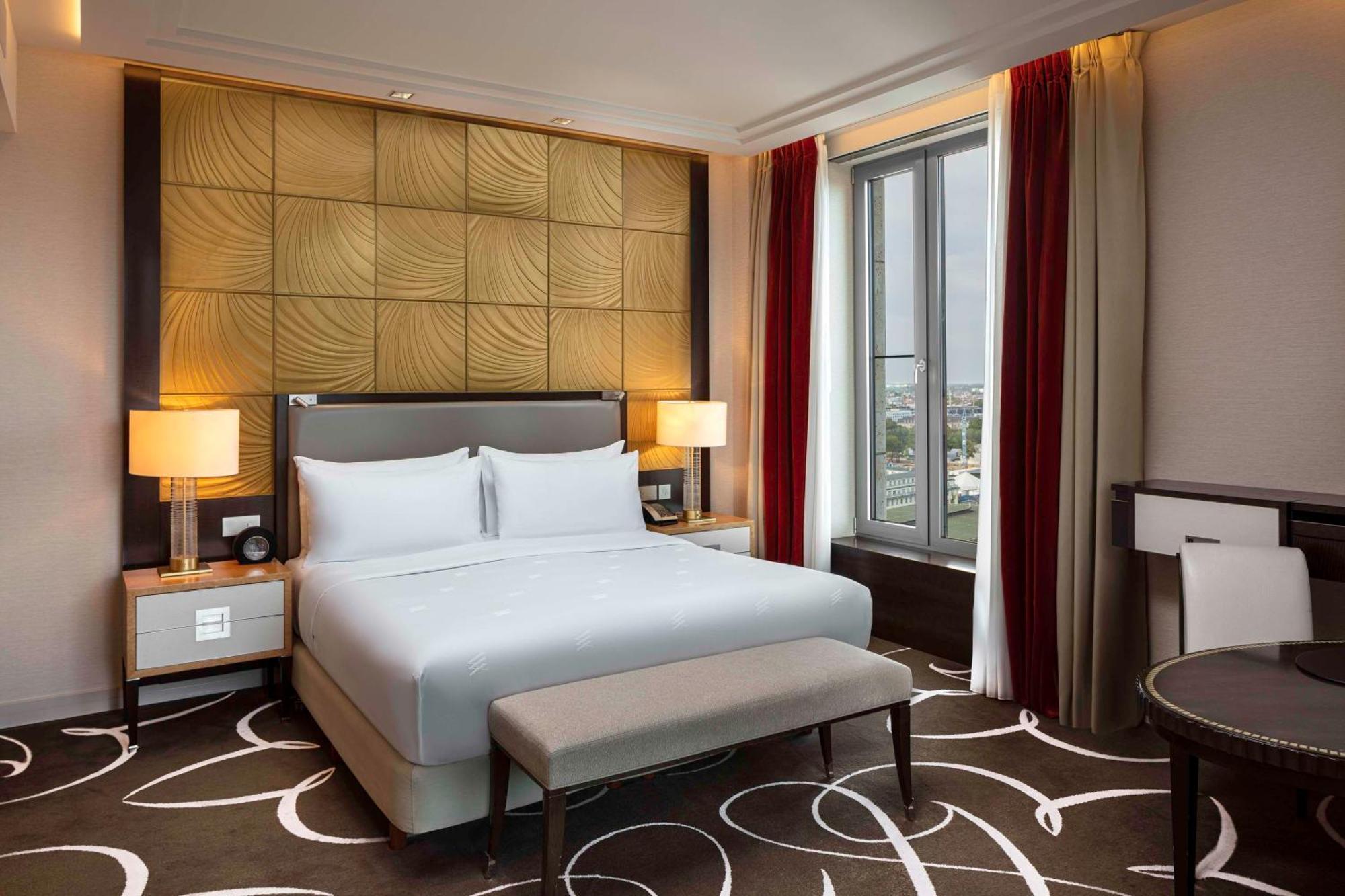 Deluxe King Room,1704940109:JPEG
