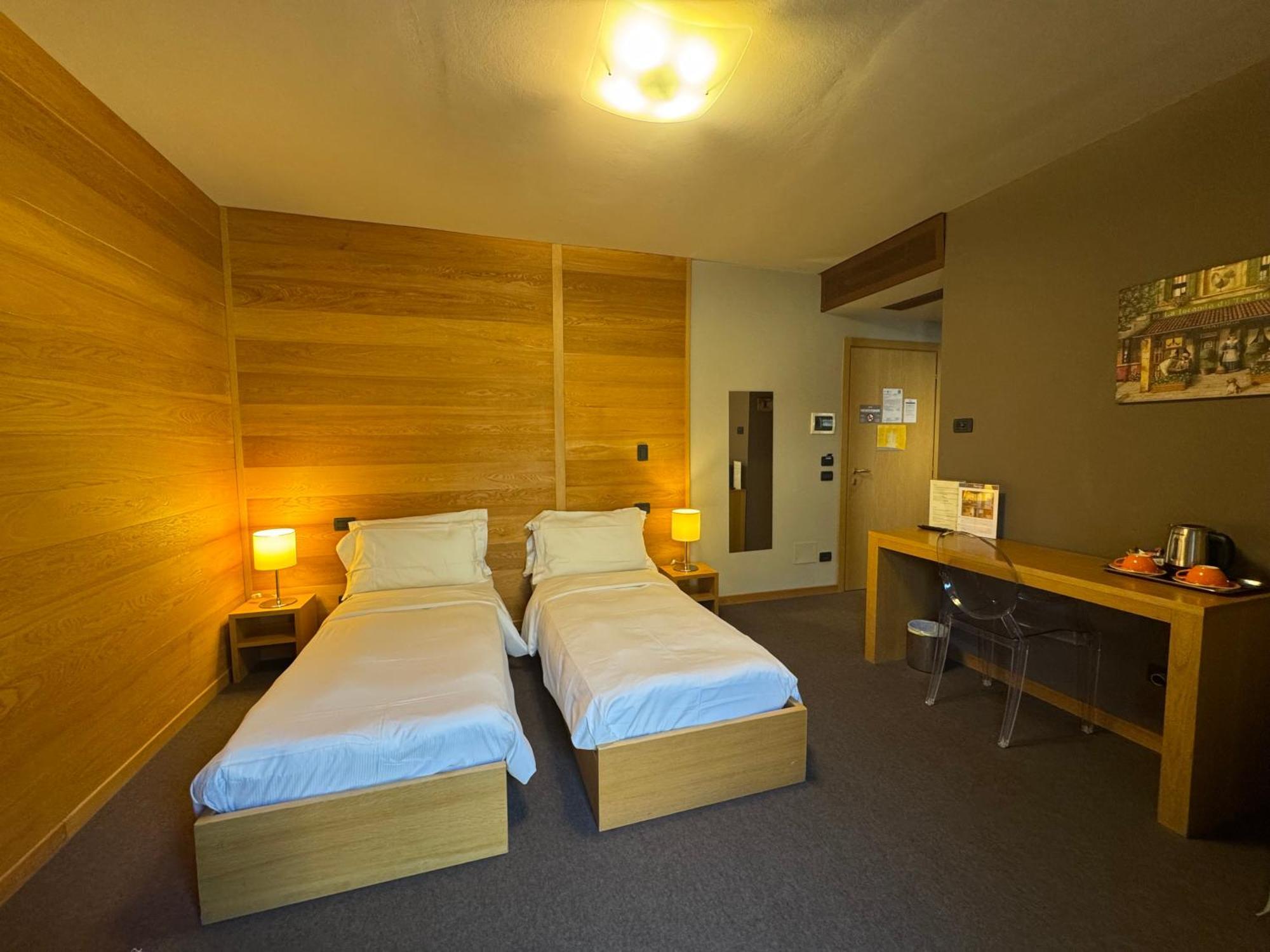 Twin Room,1640393118:JPEG