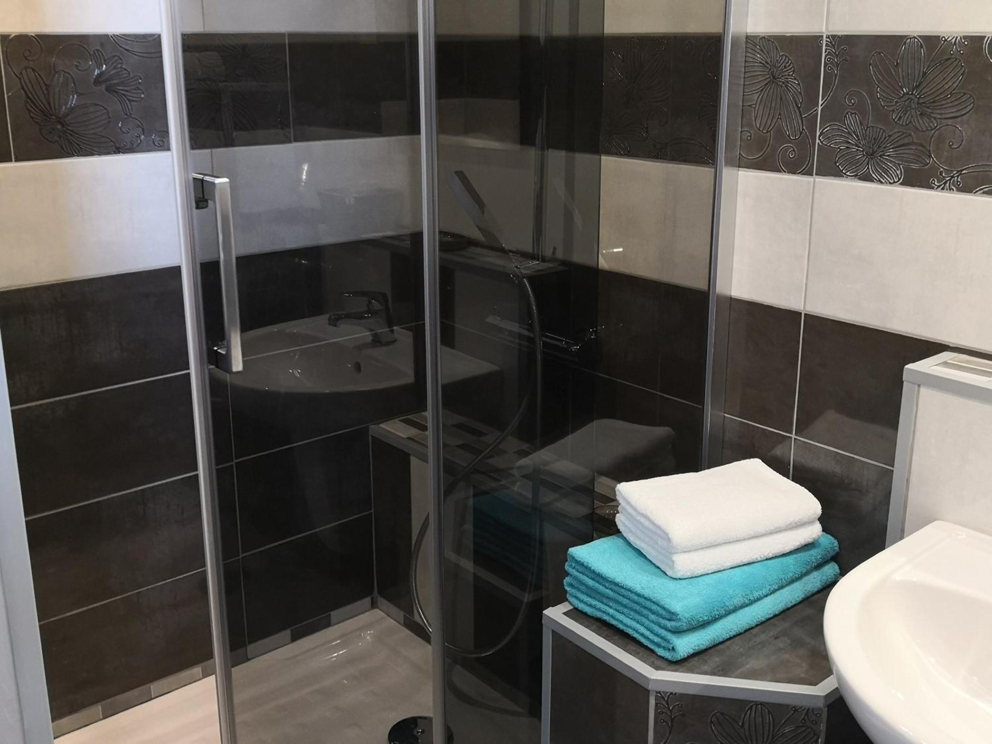Confort double room bathroom city view