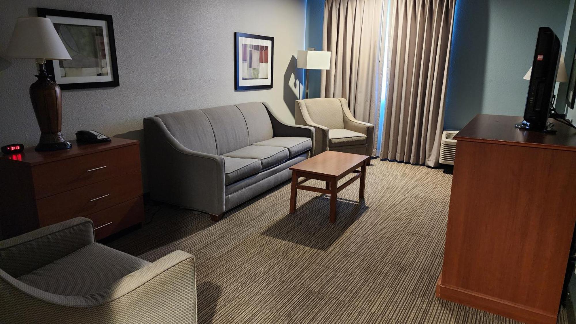 One-Bedroom Queen Suite Two Queen Beds Sofa Bed No Pets