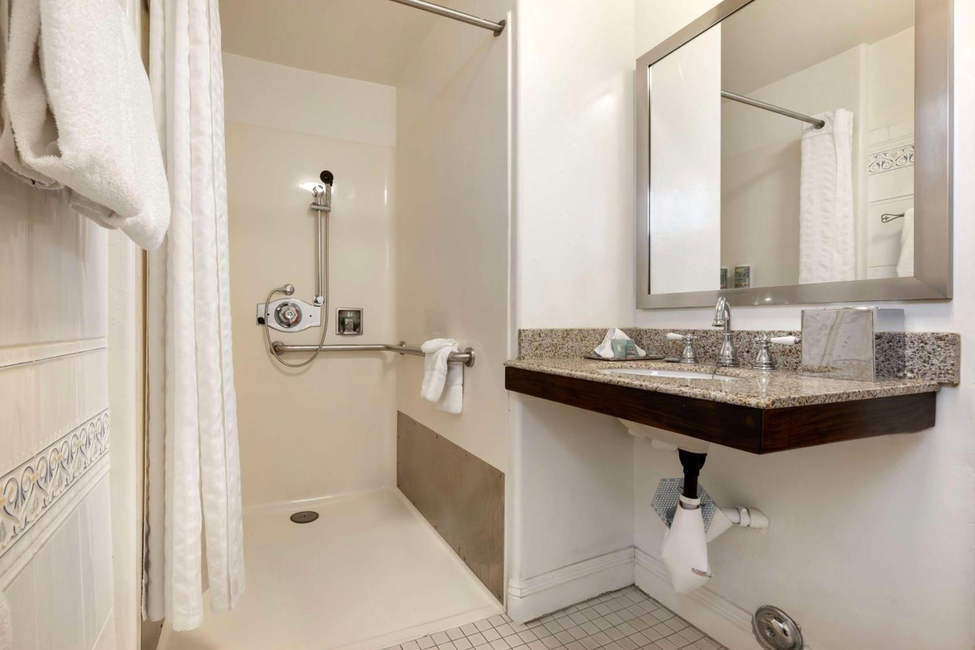 Queen Room Roll Shower Disability Access or Non-Smoking,1641029902:JPEG