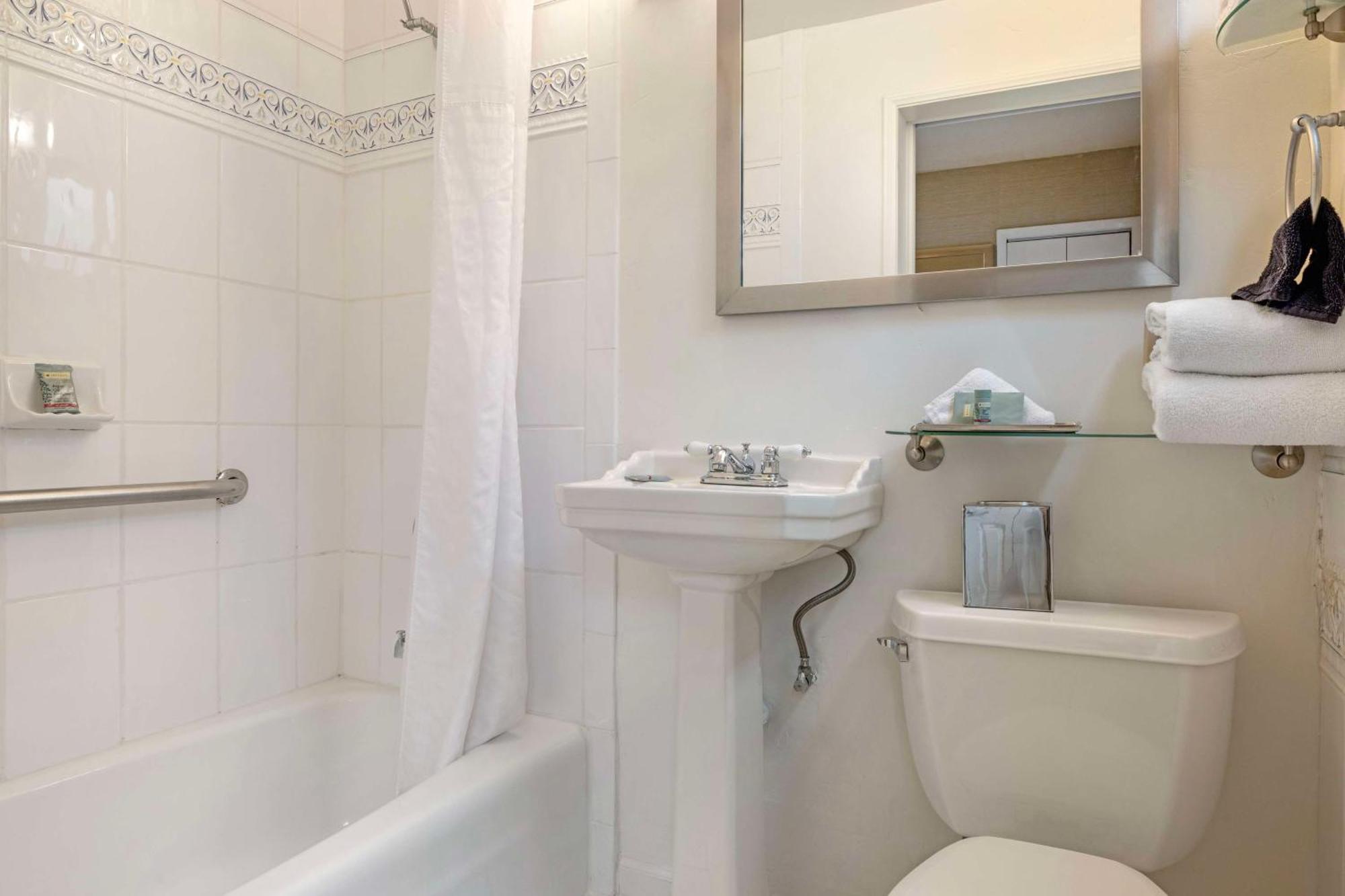 Queen Room Bath Tub Disability Access or Non-Smoking