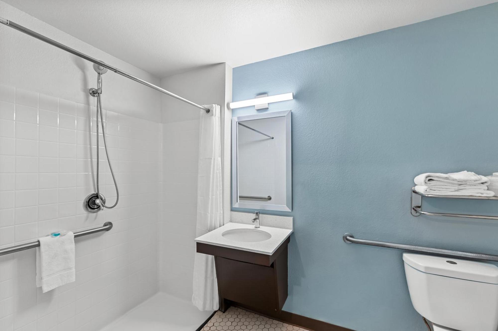 Queen Room Roll Shower Disability Access or Non-Smoking