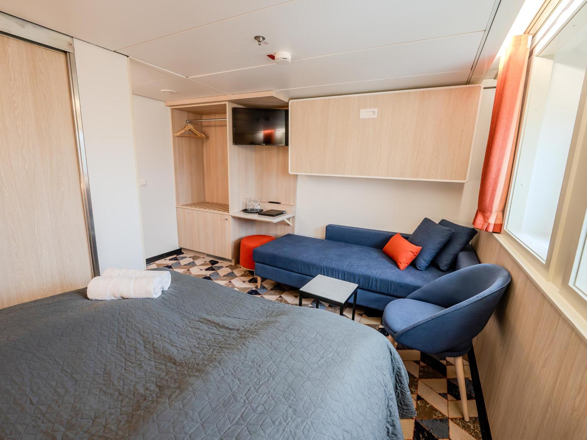 Commodore Class cabin sea view 4-berth