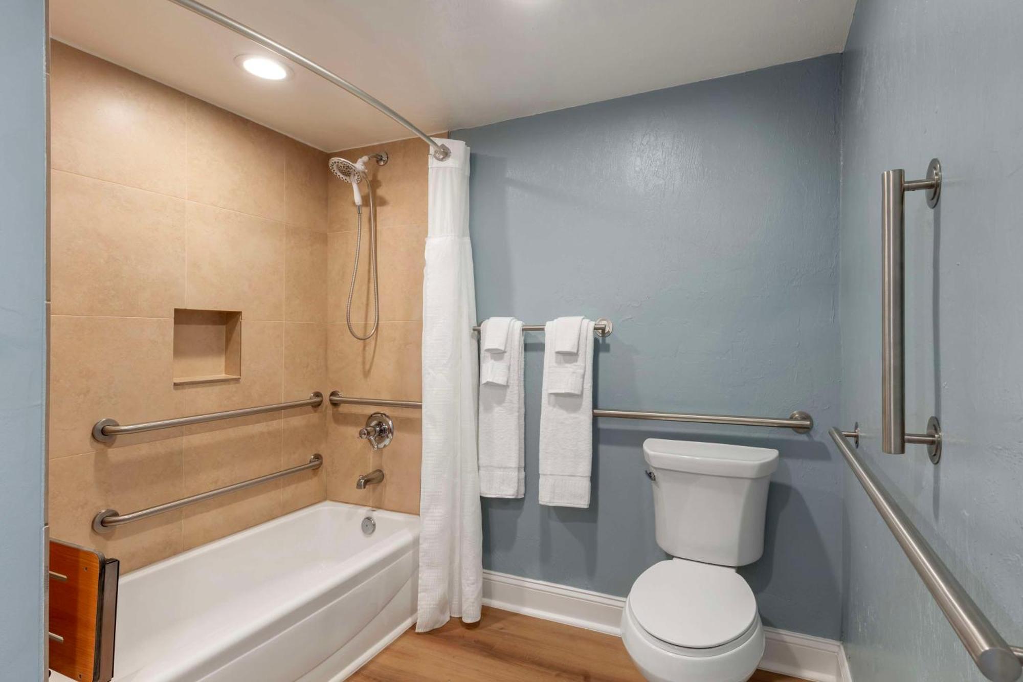 Two-Bedroom Suite One King Bed Two Twin Beds Tub Hearing Accessible