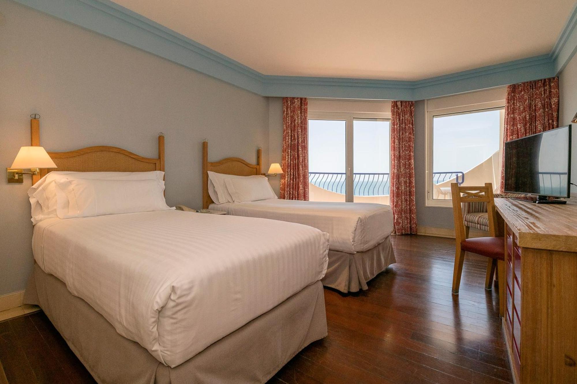 Double or Twin Room Front Sea View