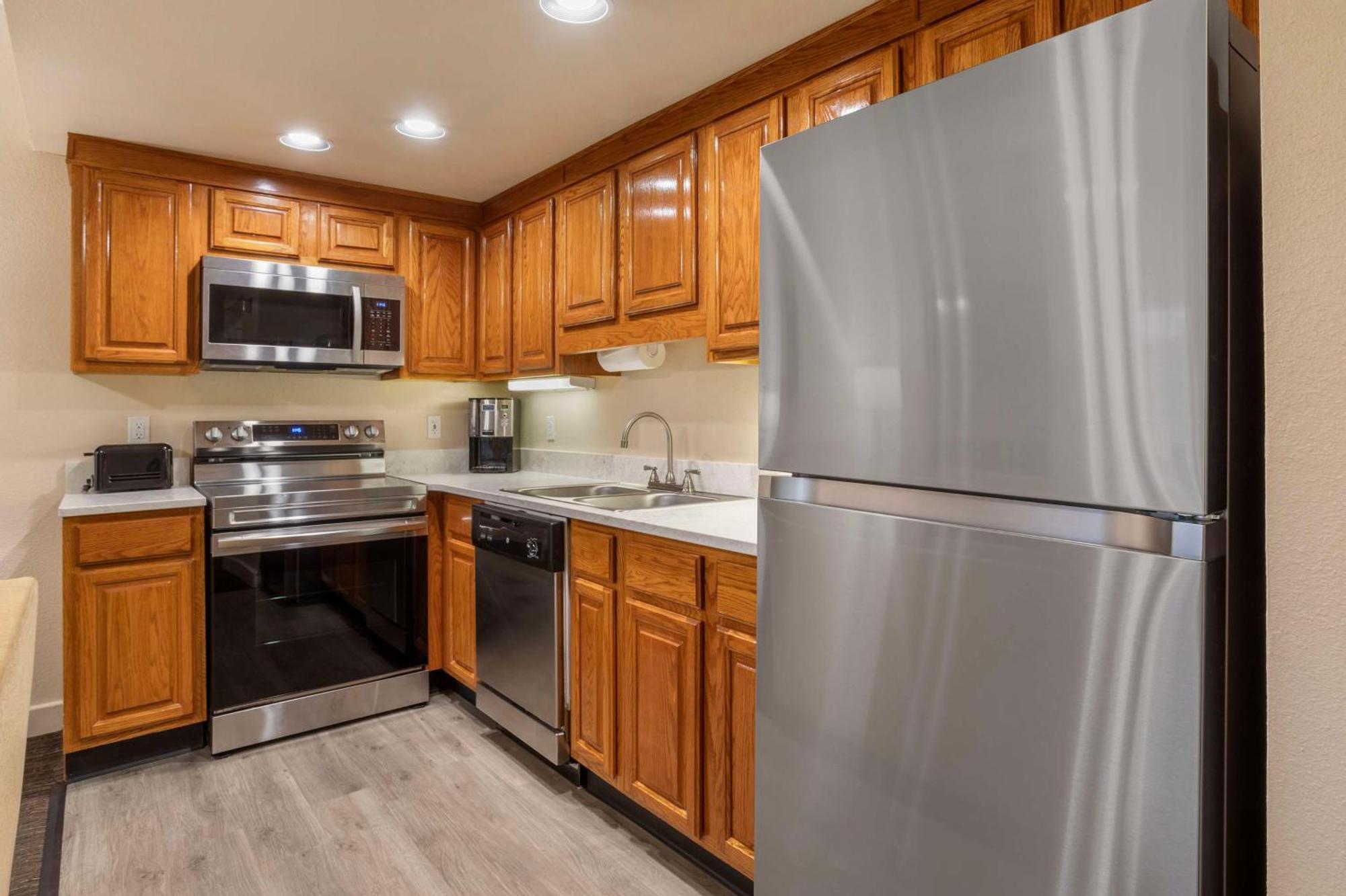 1 BEDROOM GOLF VIEW QUEEN SUITE SOFABED