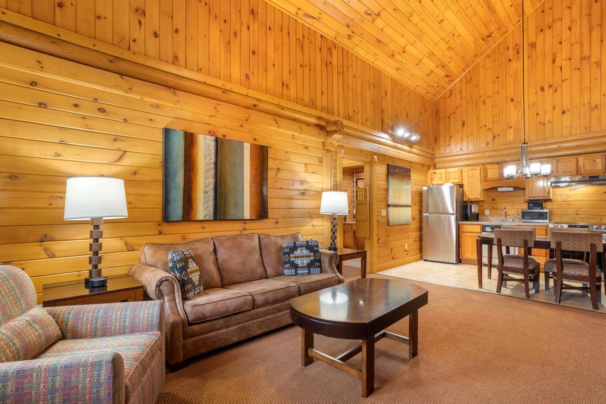 2 BEDROOM CABIN WITH 2 QUEEN BEDS