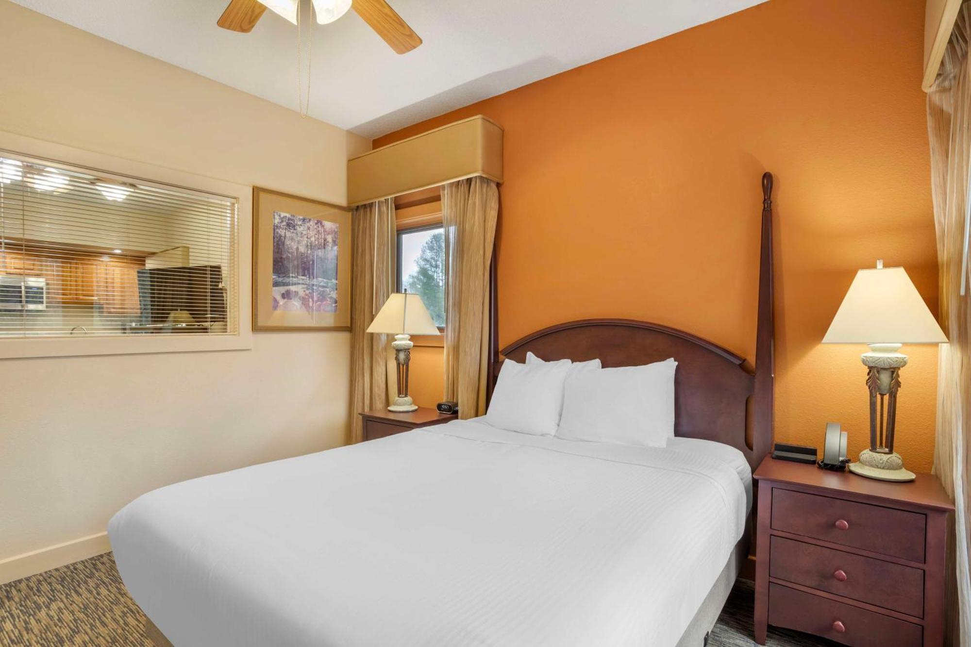 1 Bedroom 1 Queen Suite Sofabed