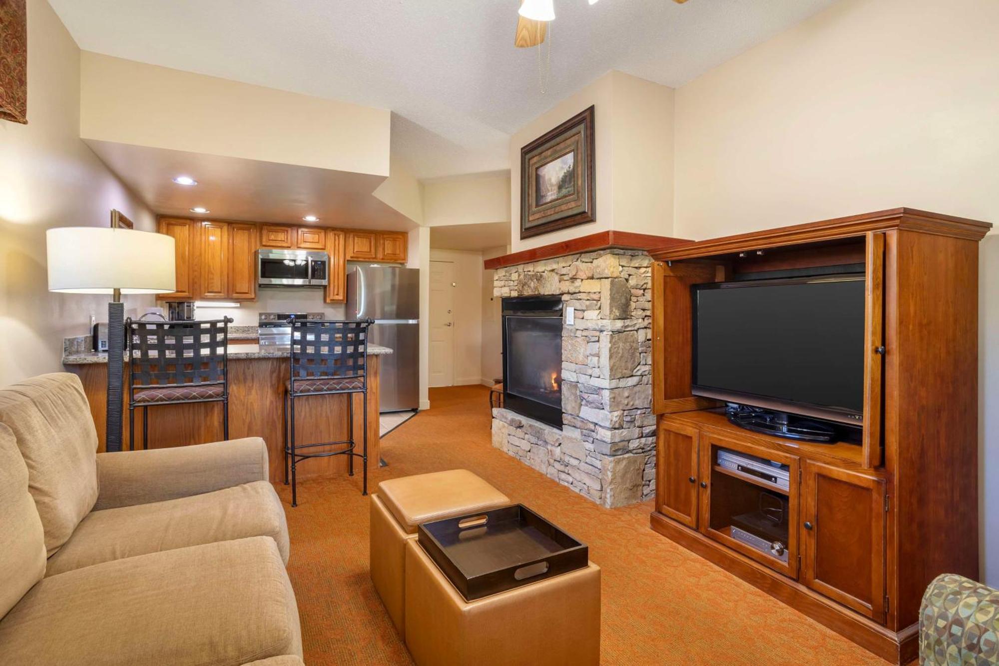 1 BEDROOM 1 KING SUITE PLUS SOFABED