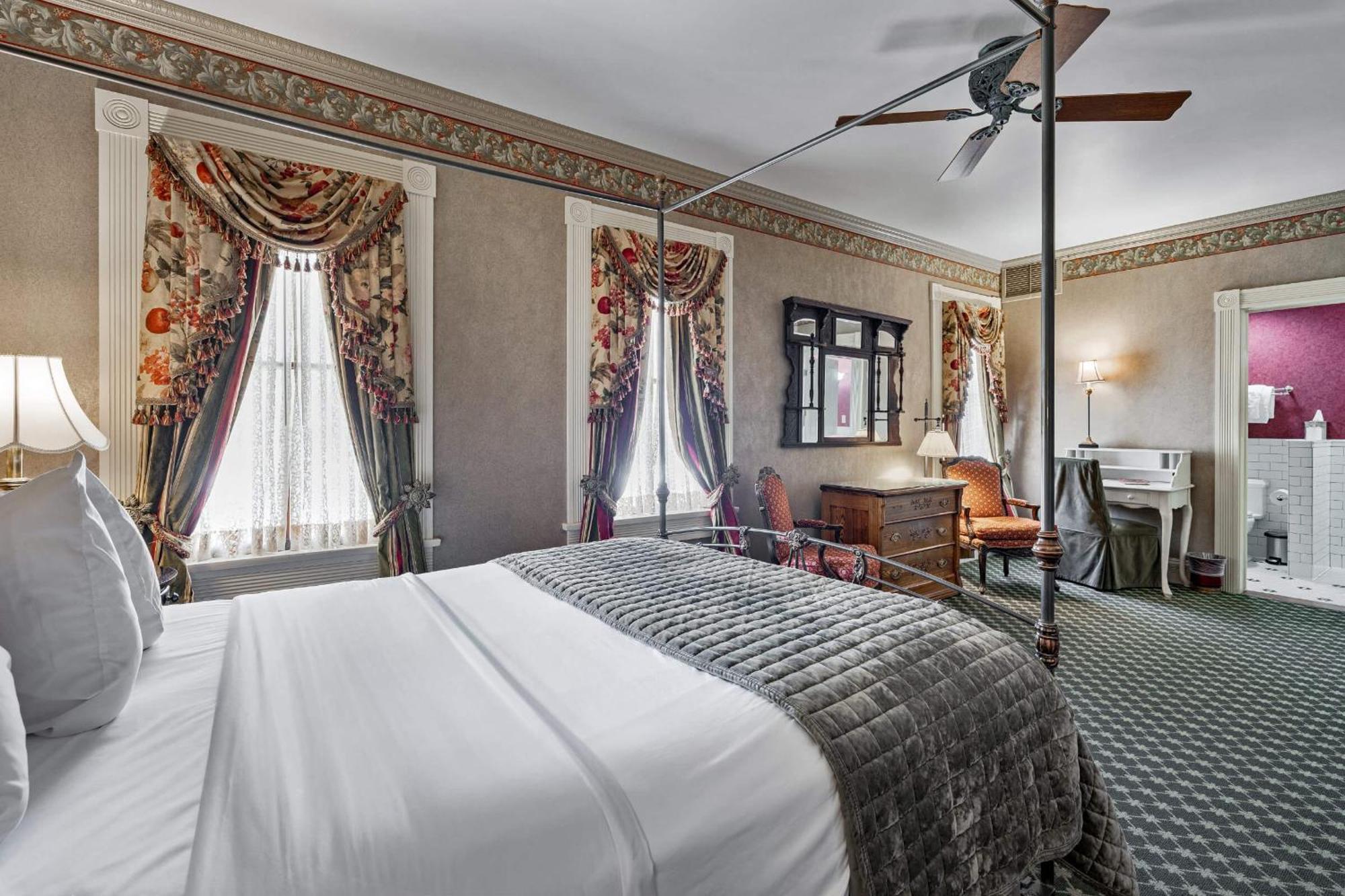 Queen Deluxe Room