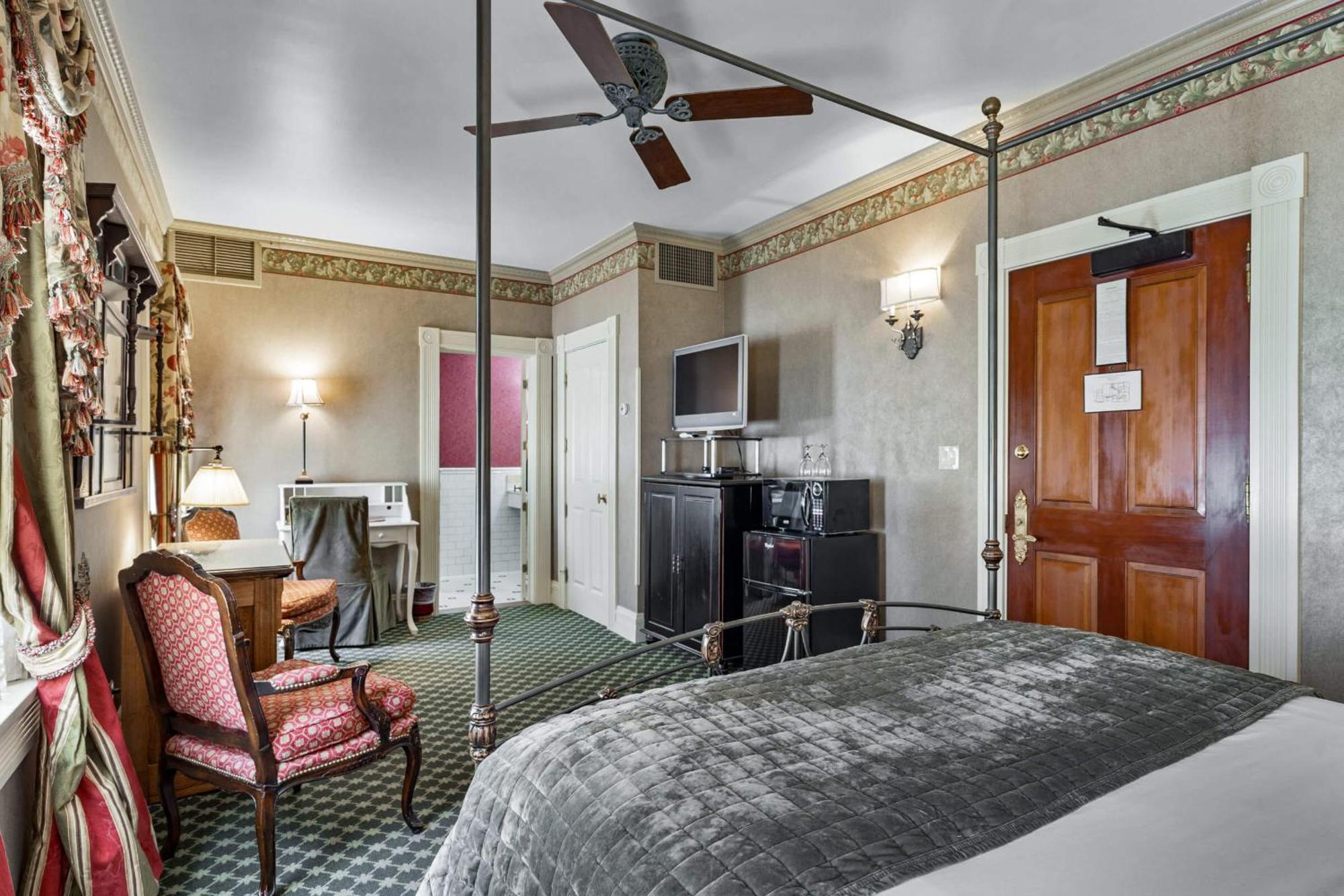 Queen Deluxe Room