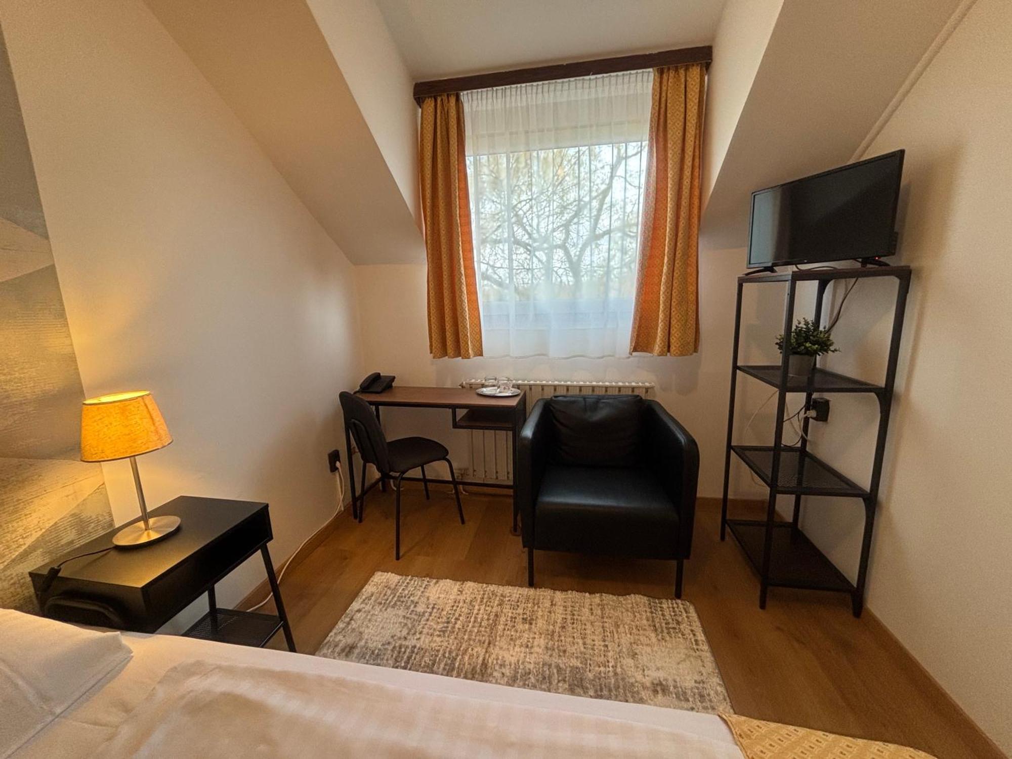Double Room,1642307918:JPEG