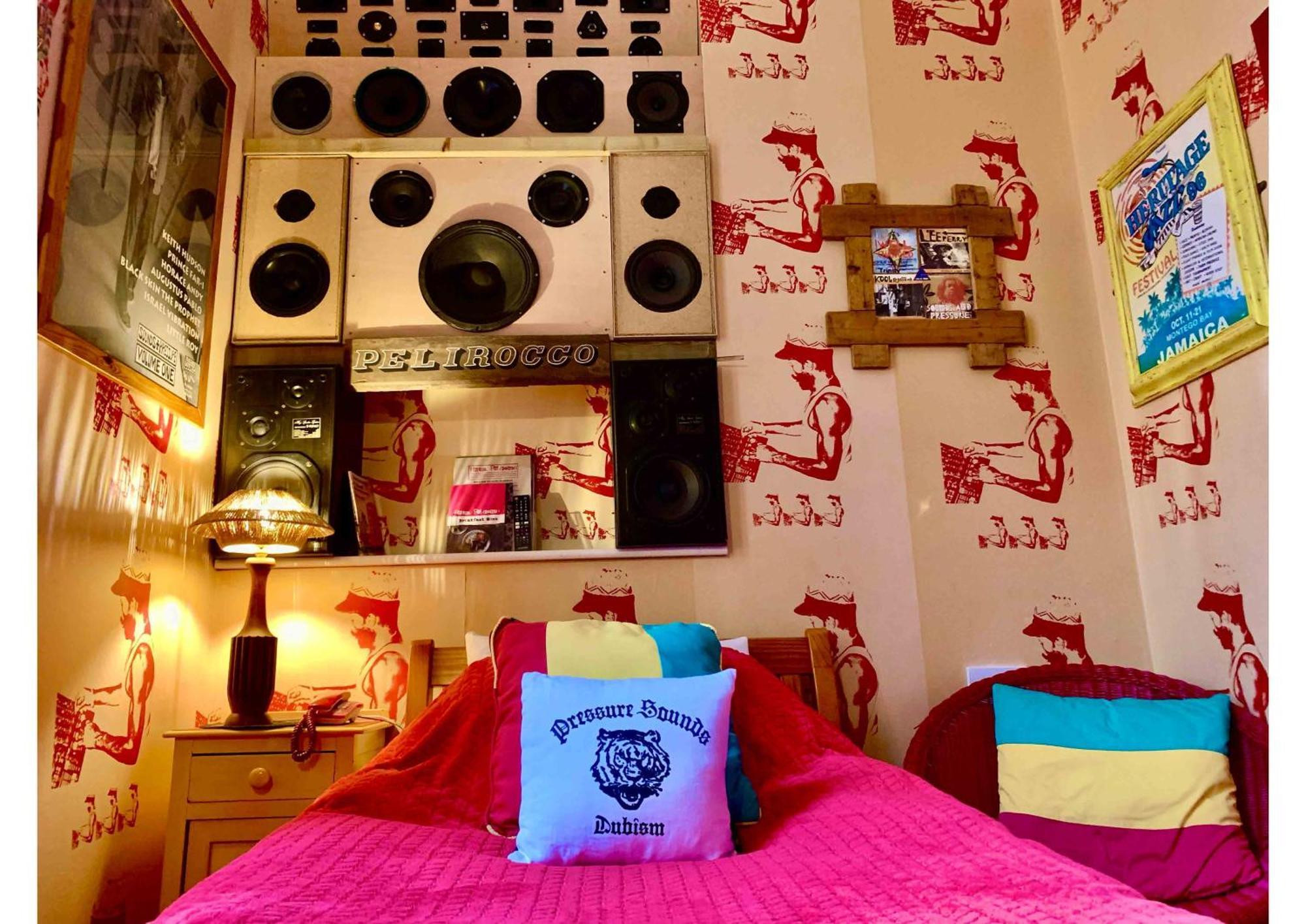 Single Room Pressure Sounds,705661786:JPEG
