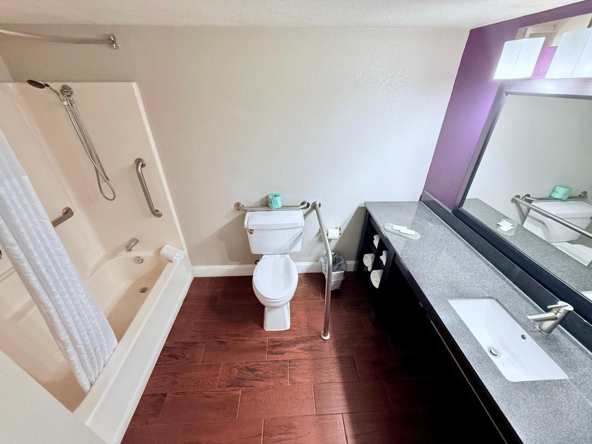 King Room Bath Tub Mobility or Hearing Accessible Non-Smoking