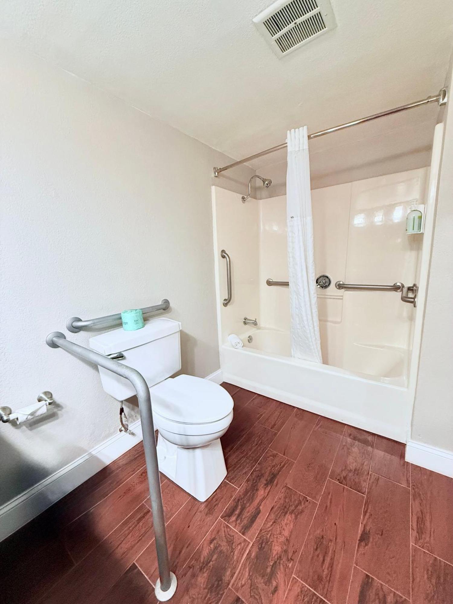 King Room Bath Tub Mobility or Hearing Accessible Non-Smoking