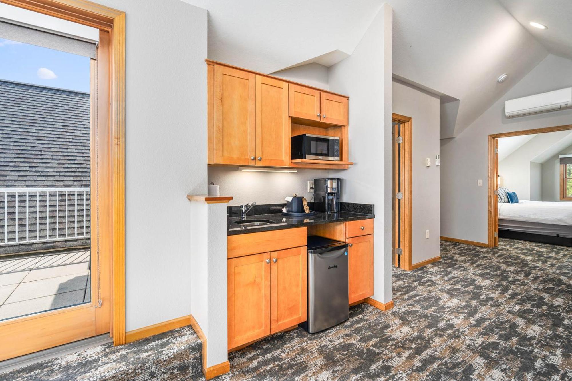 One-Bedroom Penthouse Suite,1642342872:JPEG