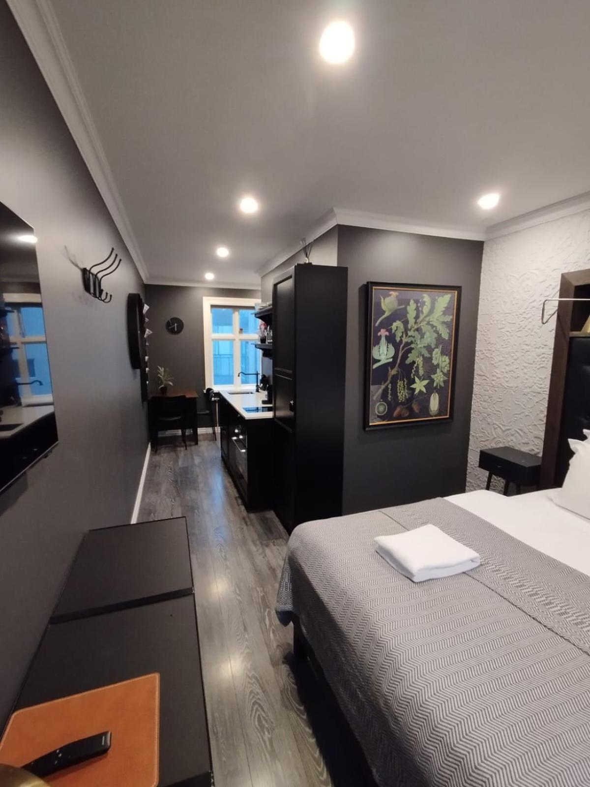 Deluxe Studio