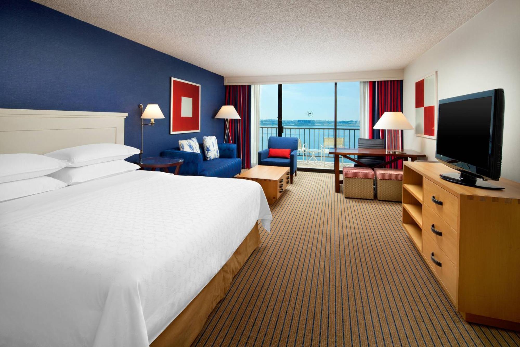 1 King Bed Bay Tower Traditional Guest Room