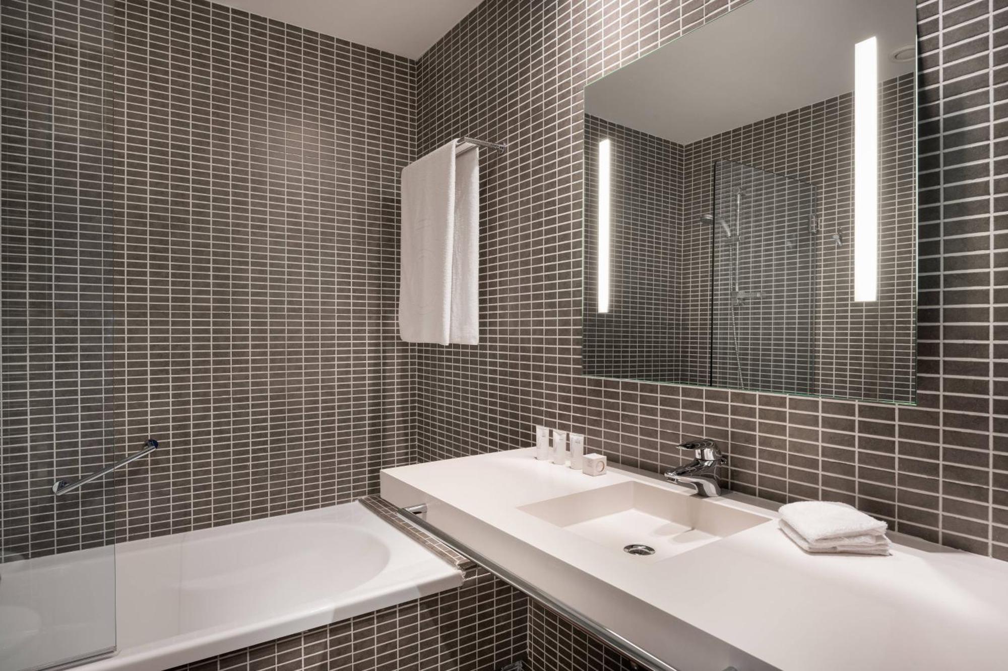 Standard Plus King, Guest room, 1 King,1643137364:JPEG