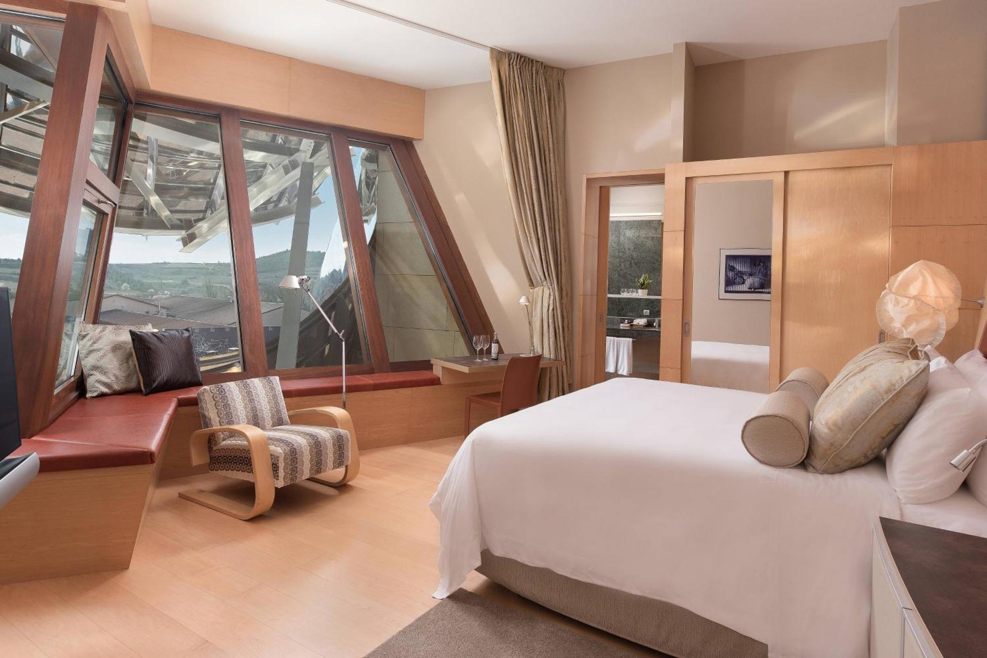 Deluxe Gehry Guest room 1 King Winery view Mountain view,1643138397:JPEG