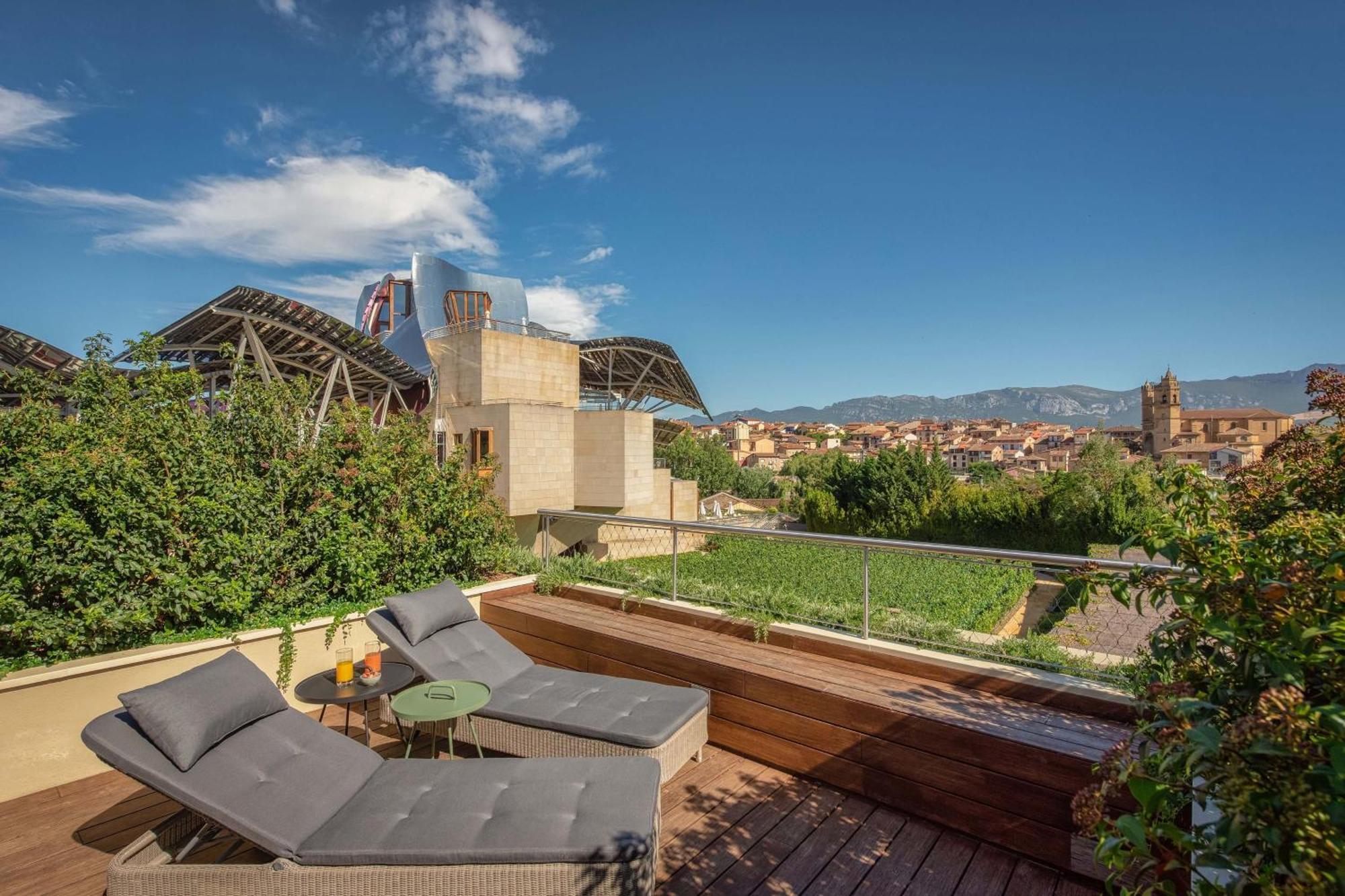 Premium Spa Terrace Guest room 1 King Gehry building view