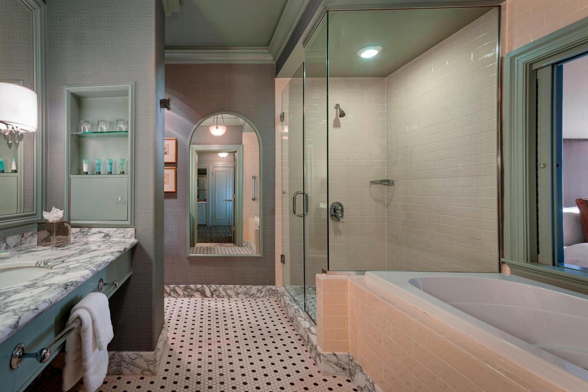 Deluxe King Room Whirlpool City View