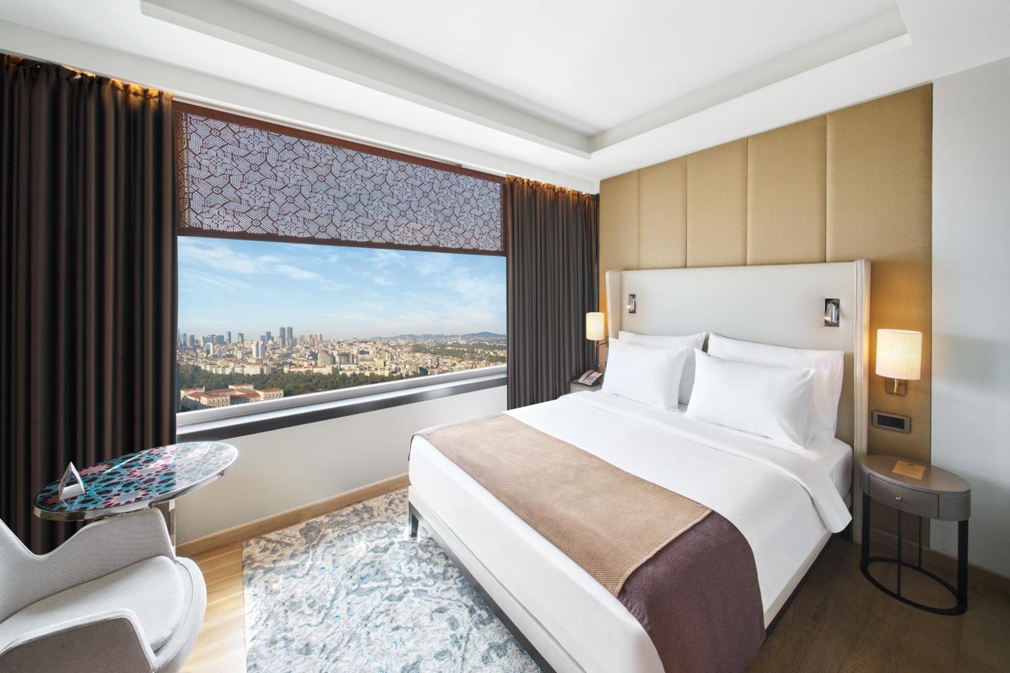Corner Double Room City View