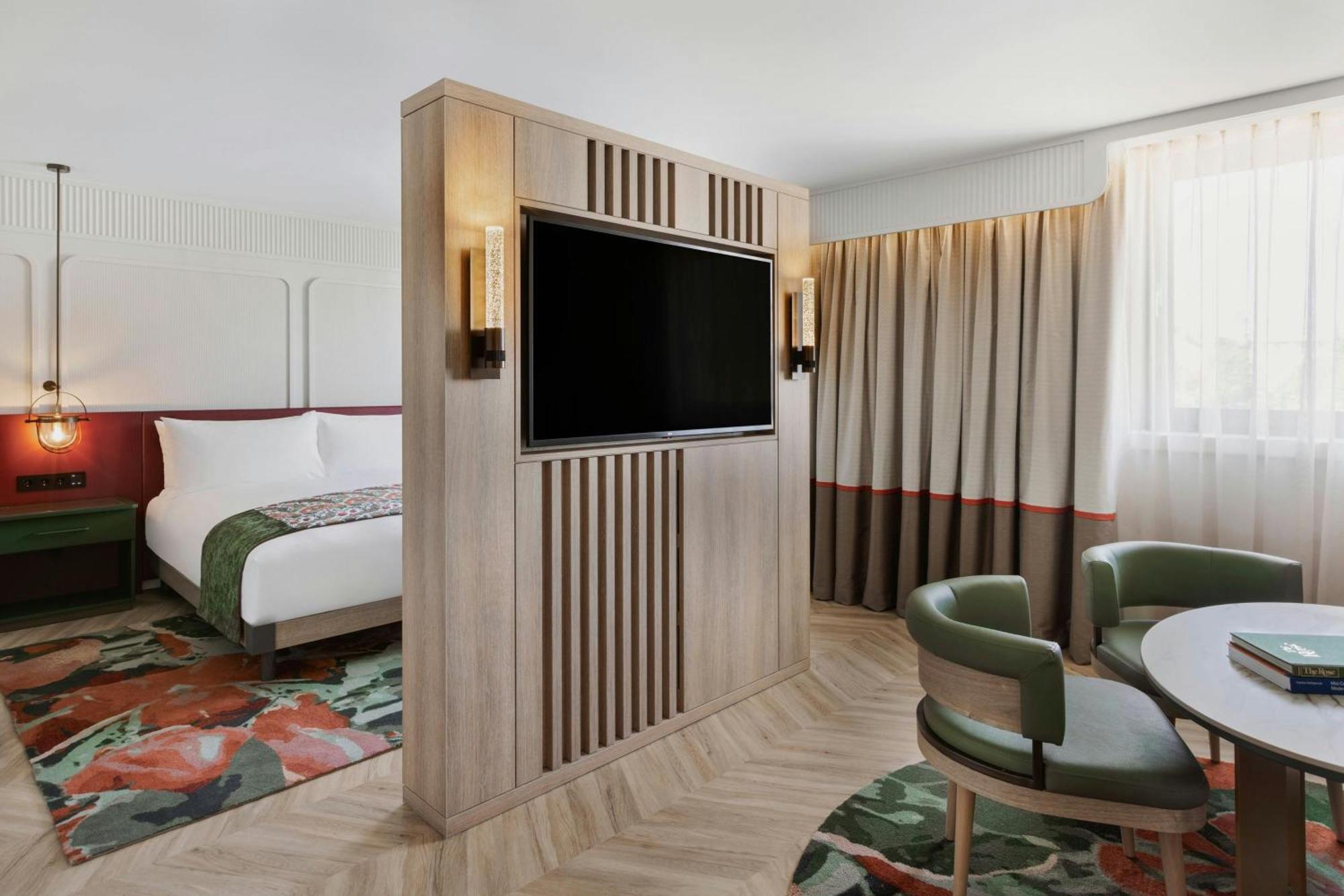 Junior King Suite Church View