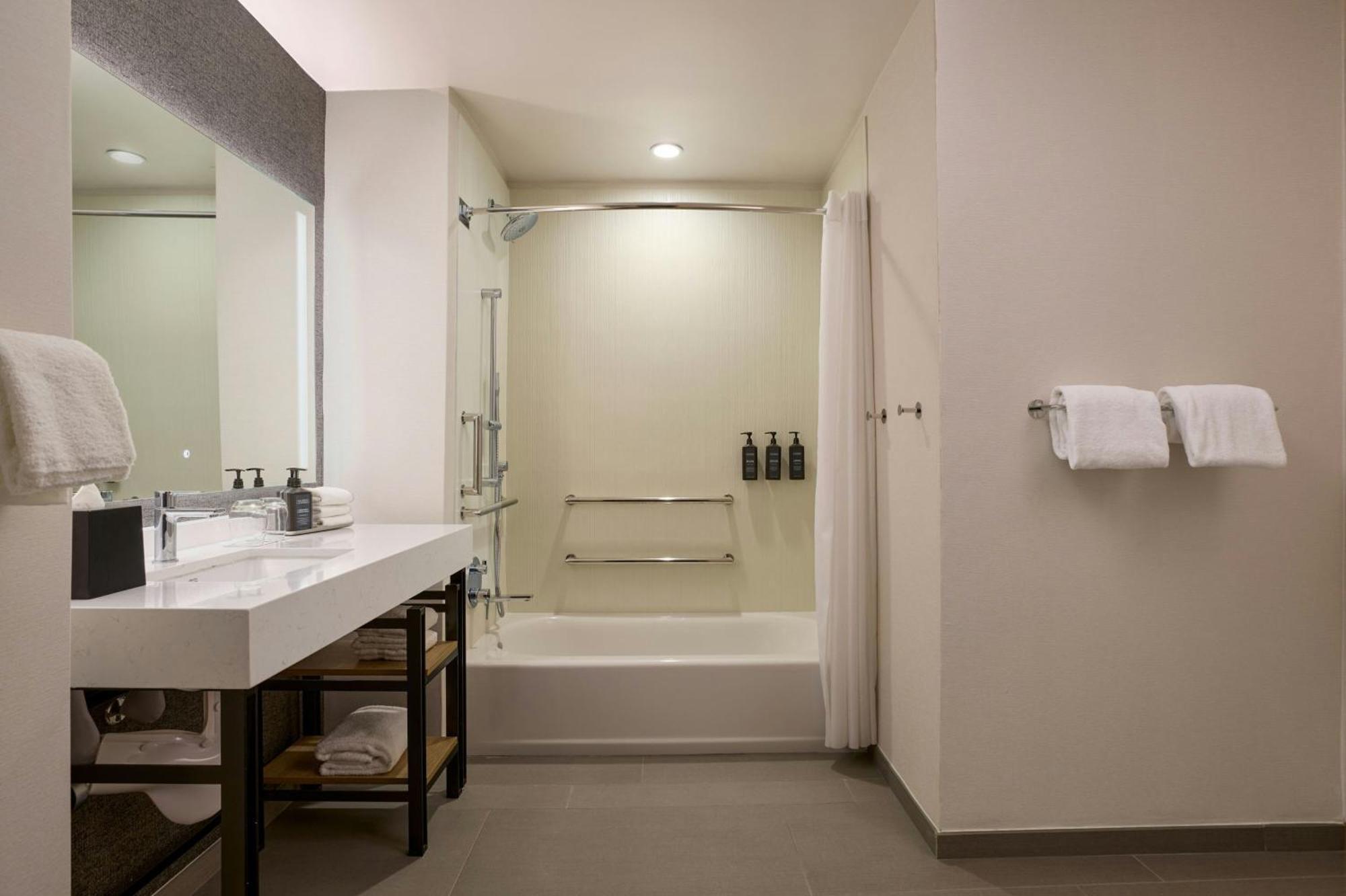 King Room Adapted Tub City View Mid Floor or Mobility Hearing Accessible,1643147347:JPEG