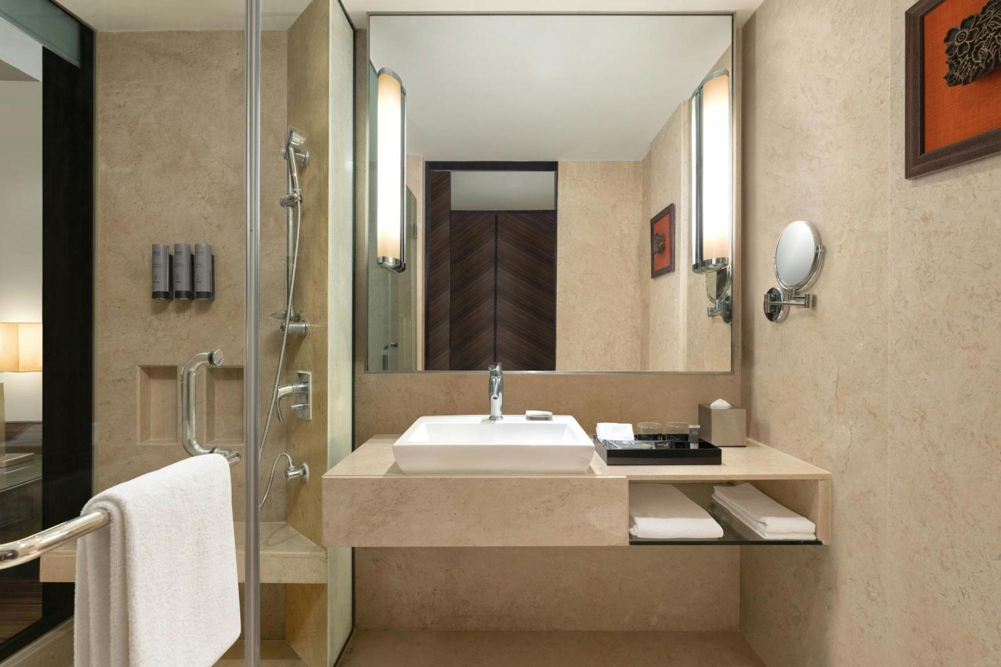 Deluxe King Room City View on Spa on Laundry