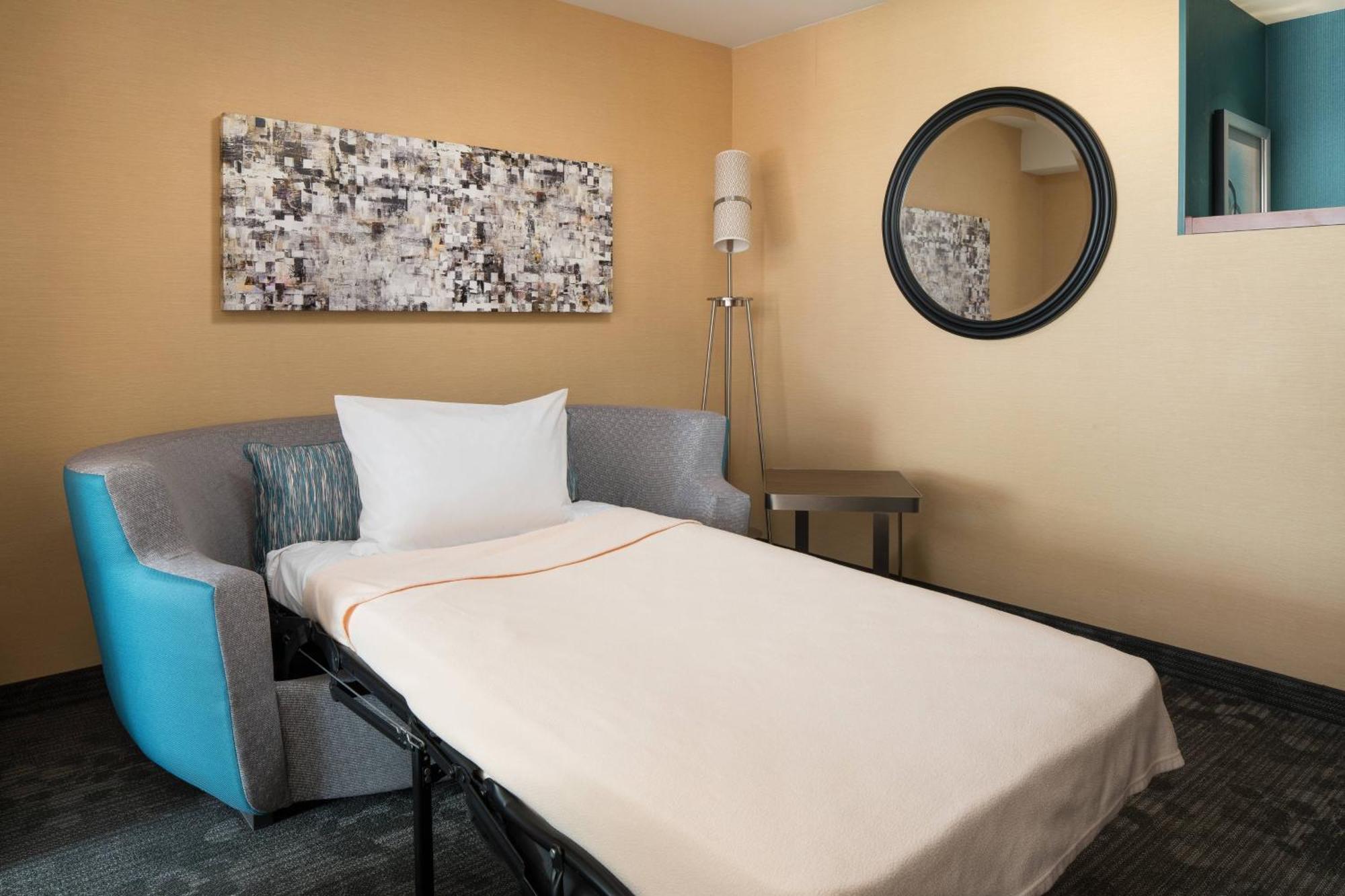 Queen Suite - Mountain View
