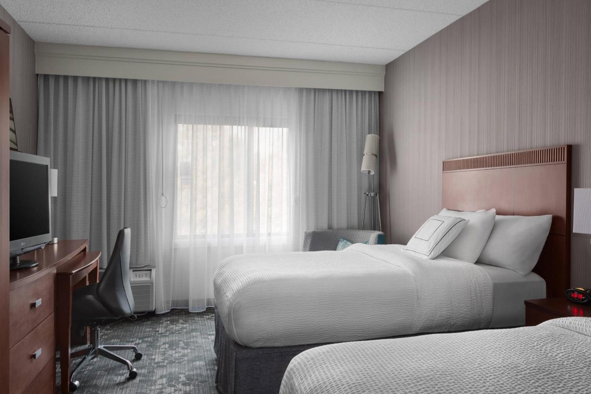 Double Room with Two Double Beds and Bathtub - Mobility Accessible