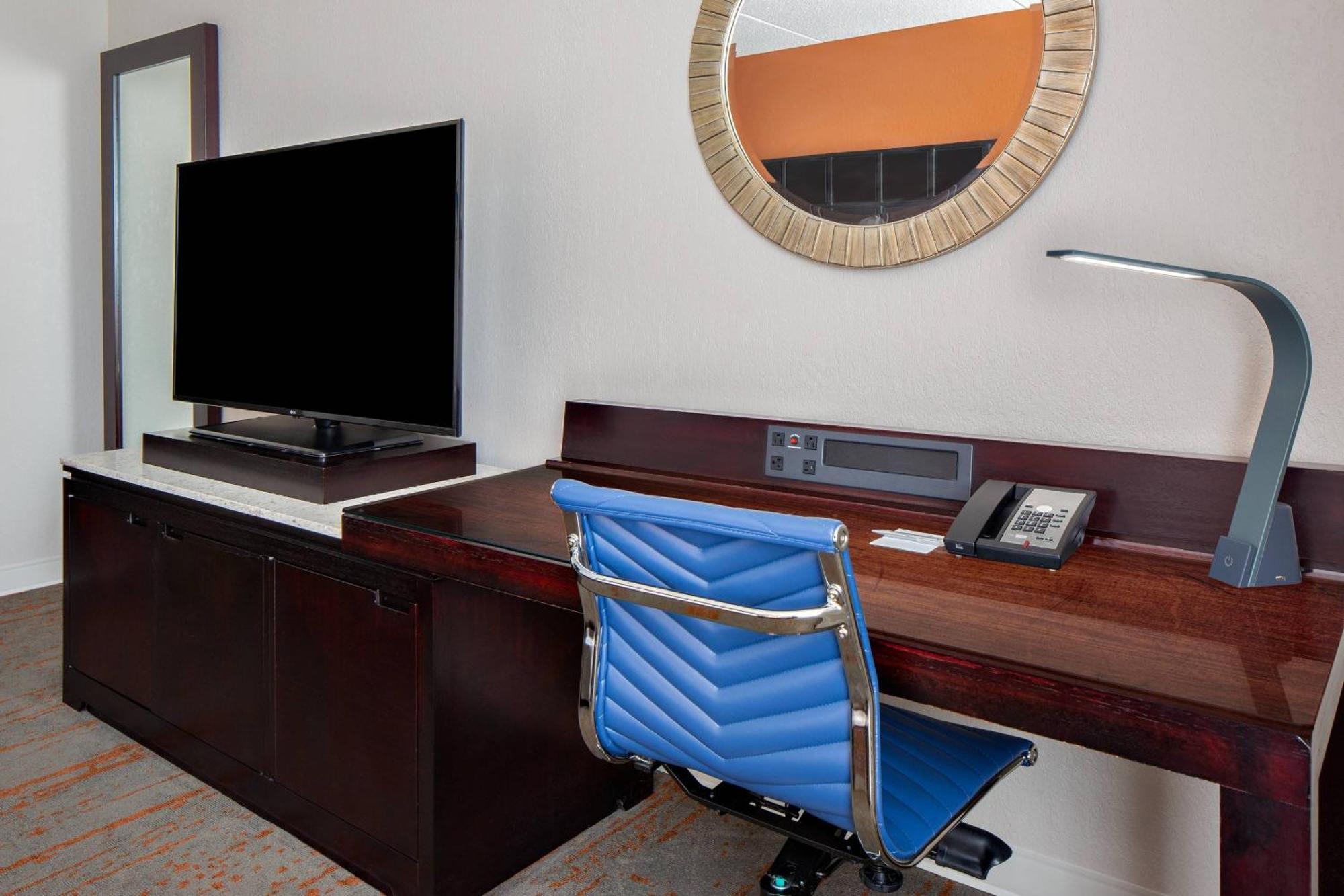 King Room with Adapted Tub - Mobility Accessible