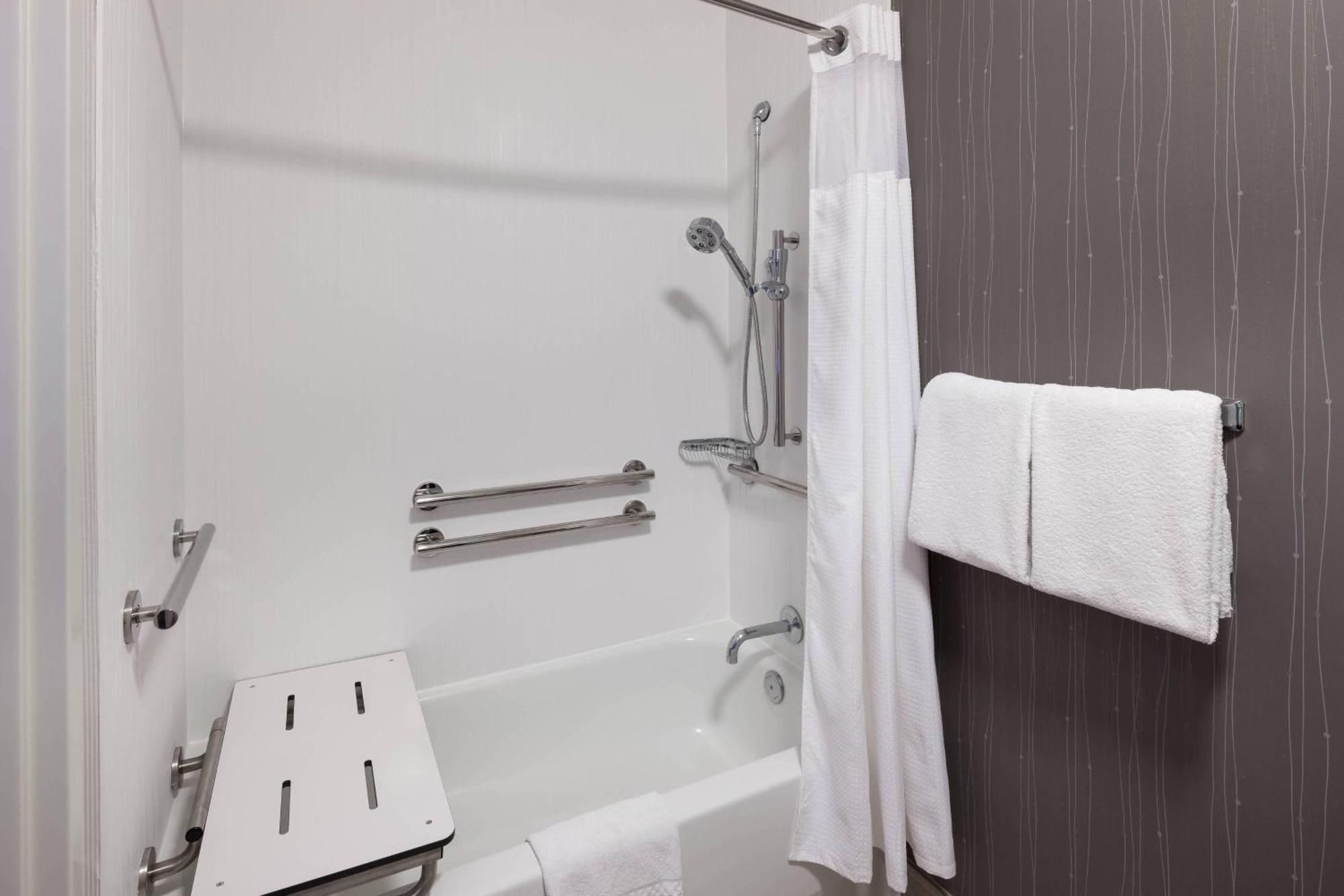 King Room Adapted Tub Mobility Hearing Accessible,1643156565:JPEG