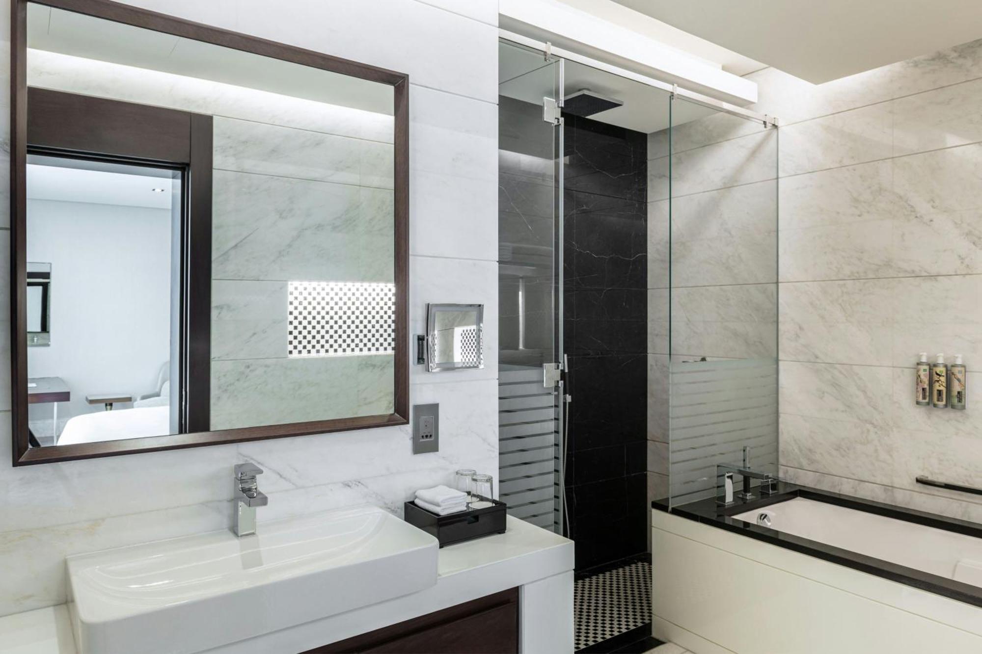 Superior King Room City View Complimentary Shuttle to Dubai Mall Bay Metro Station & Kite Beach,1643201043:JPEG