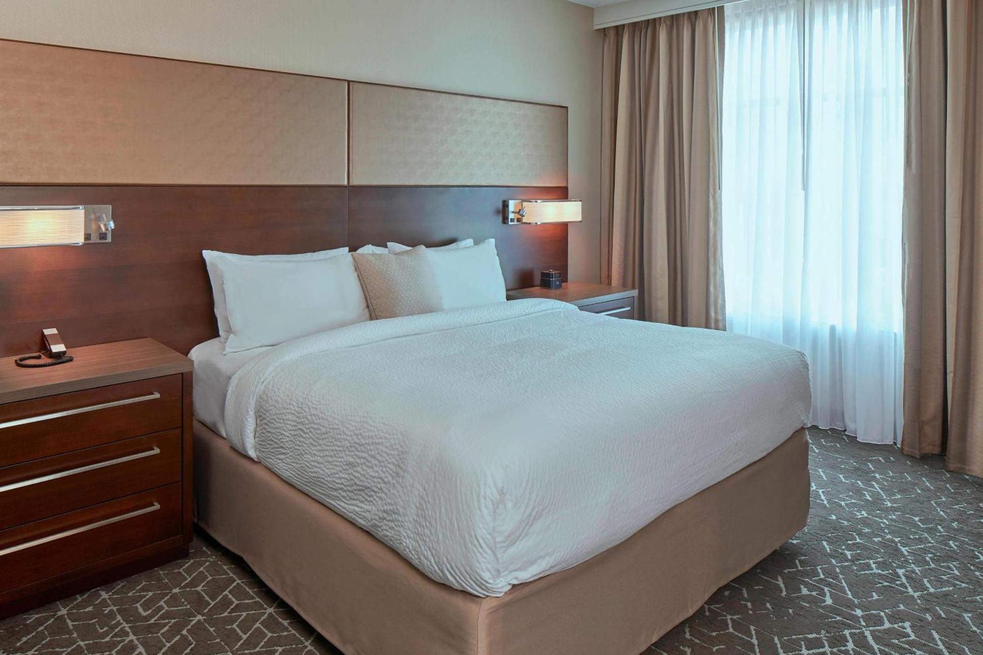 1 Bedroom Suite 1 King Sofa bed High floor