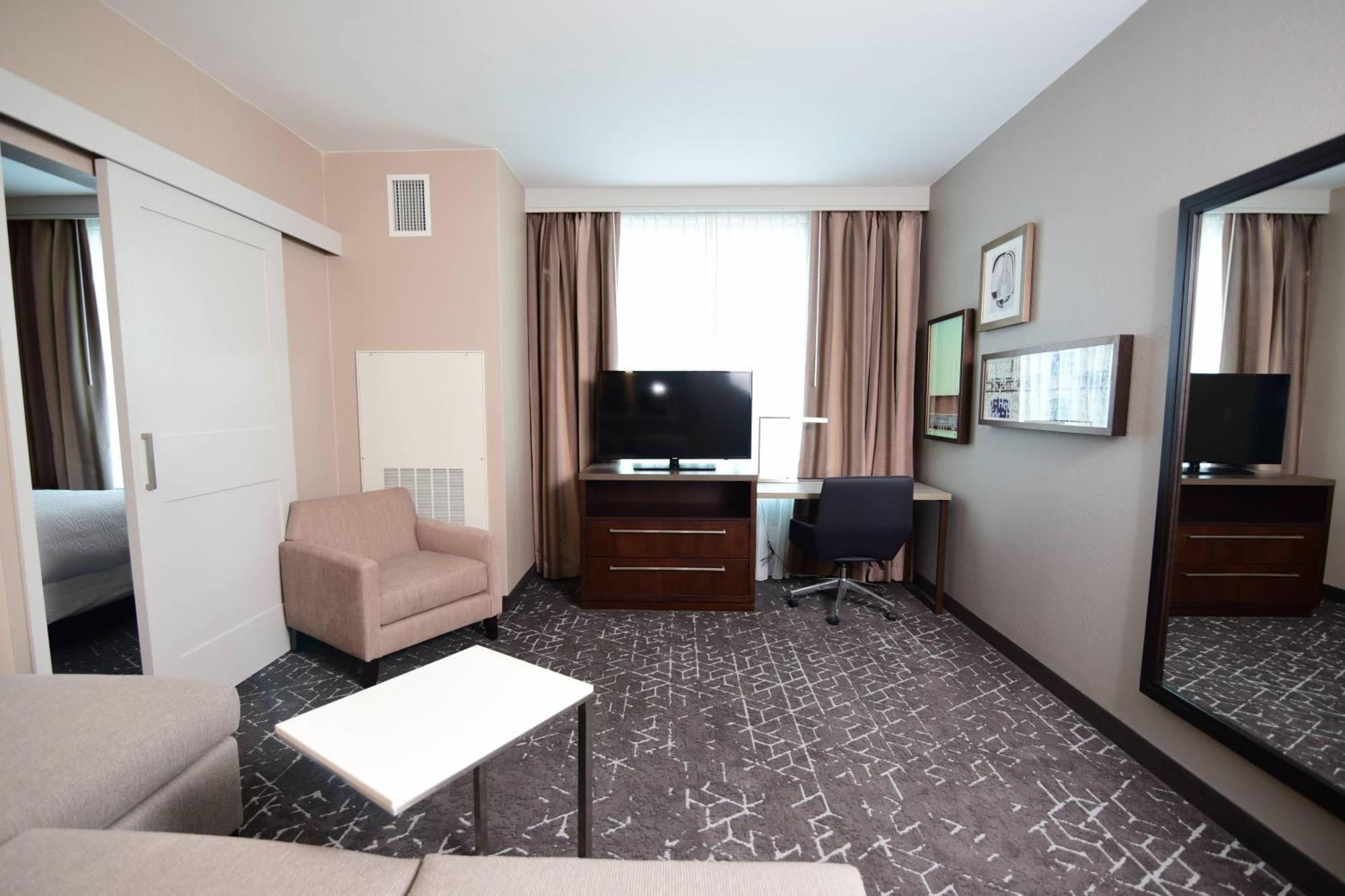 1 Bedroom Suite 1 King Sofa bed High floor