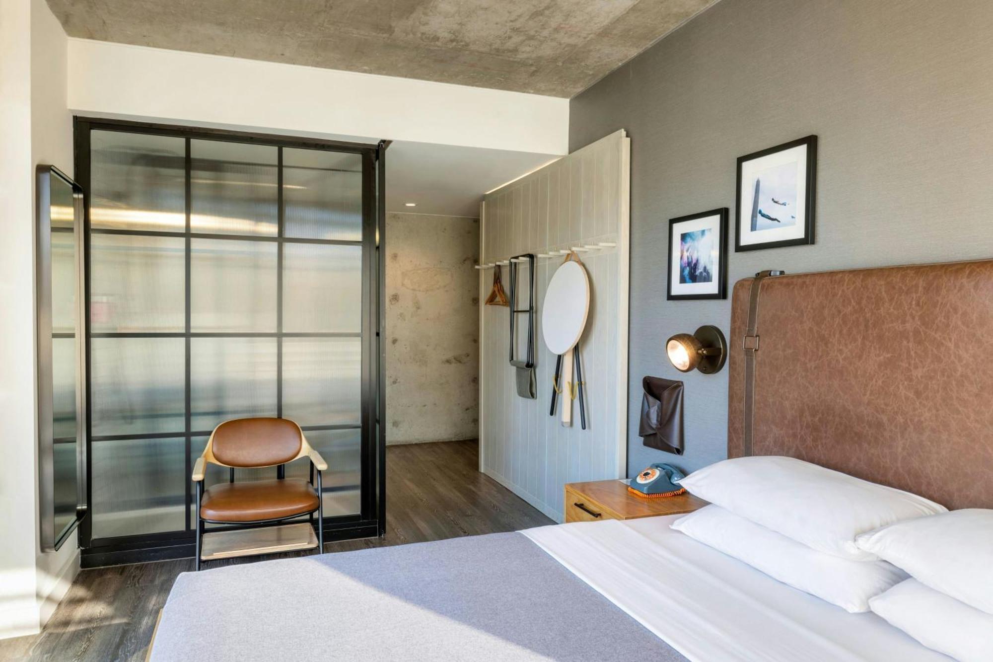 Corner King Room with City View
