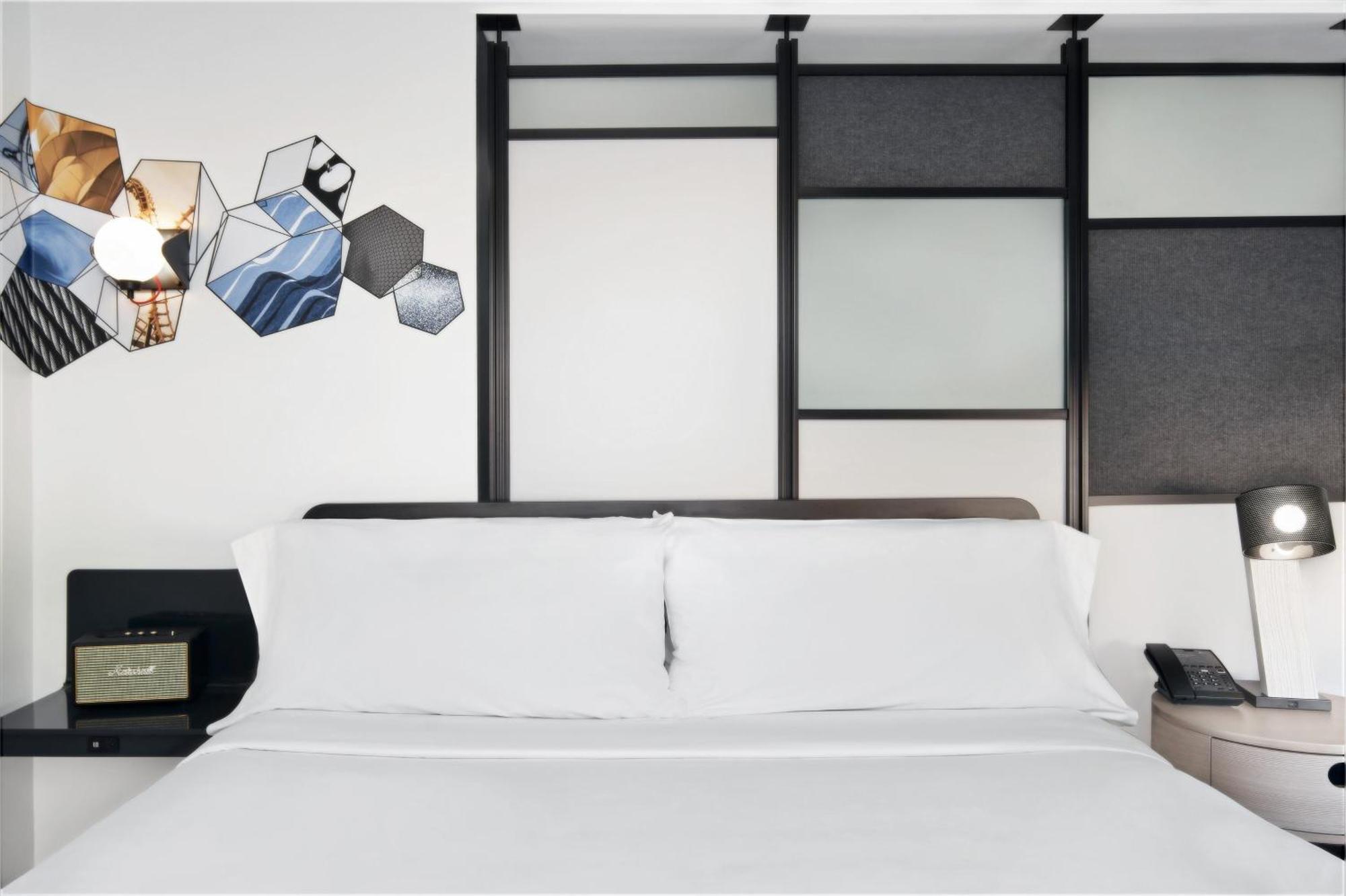 King Room Bathtub Mobility Access or Hearing Accessible